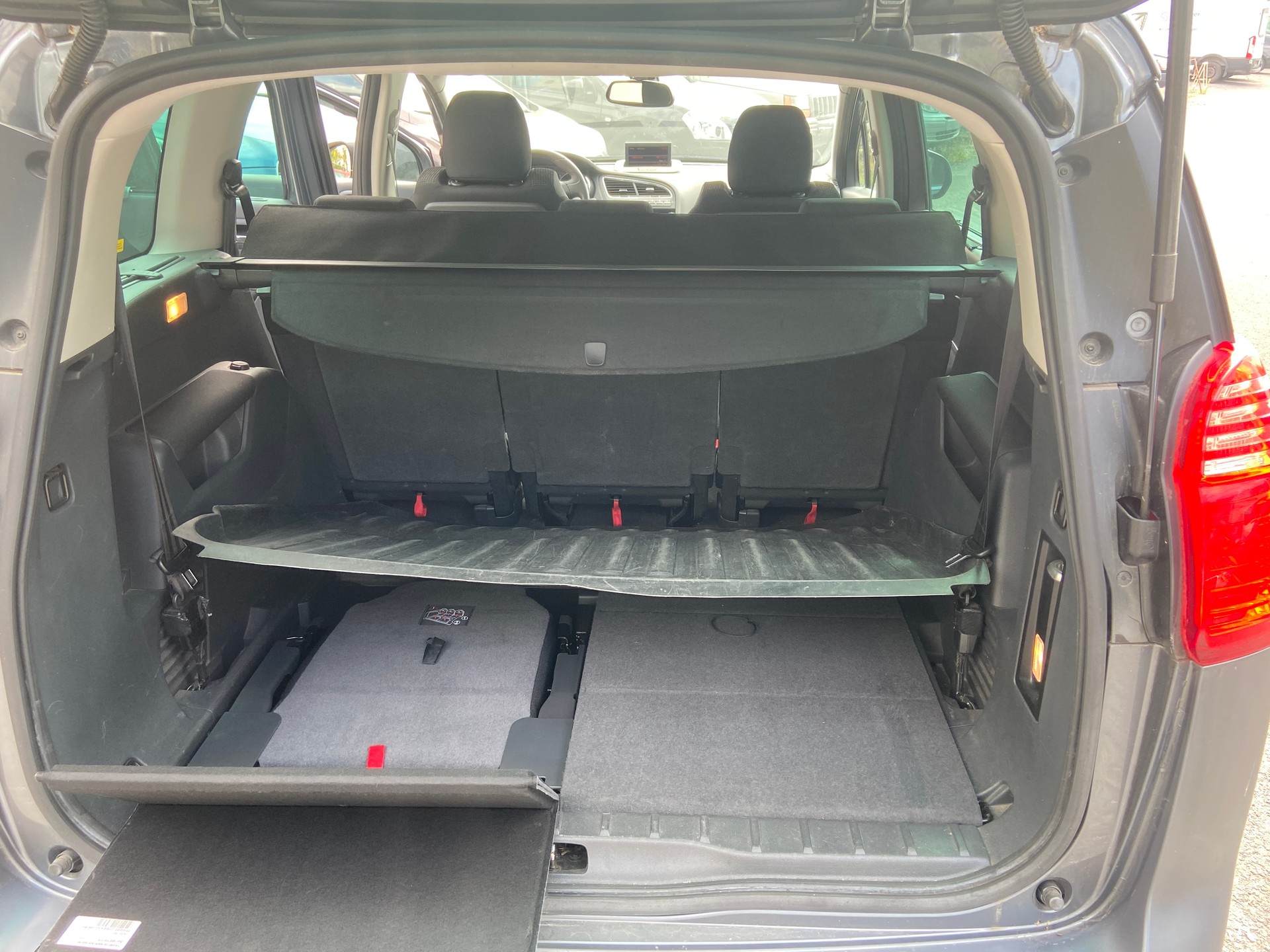 PEUGEOT 5008 1.6 16V T Allure Automatic-image-11