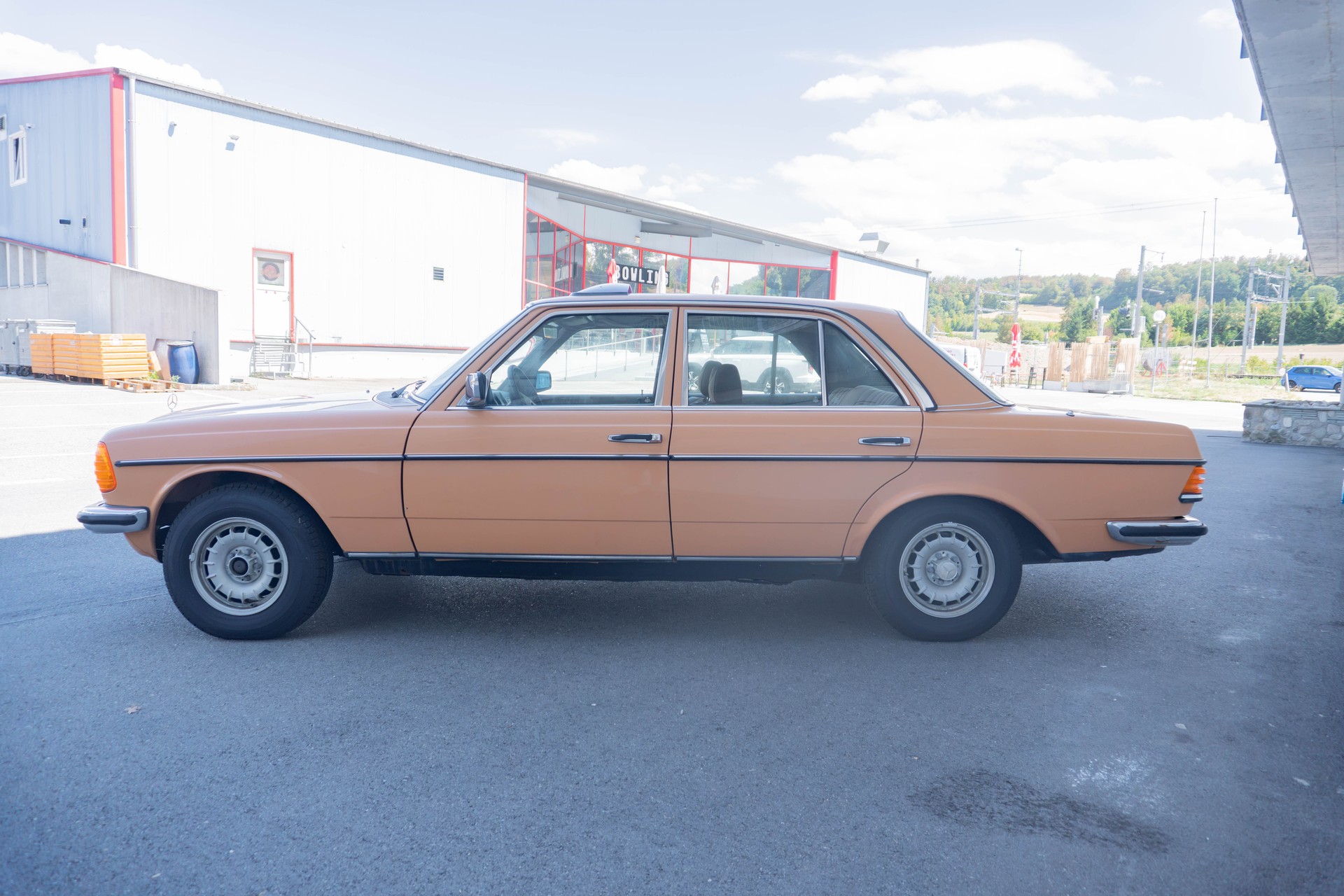 MERCEDES-BENZ 280 E Automatic-showroom-element-1