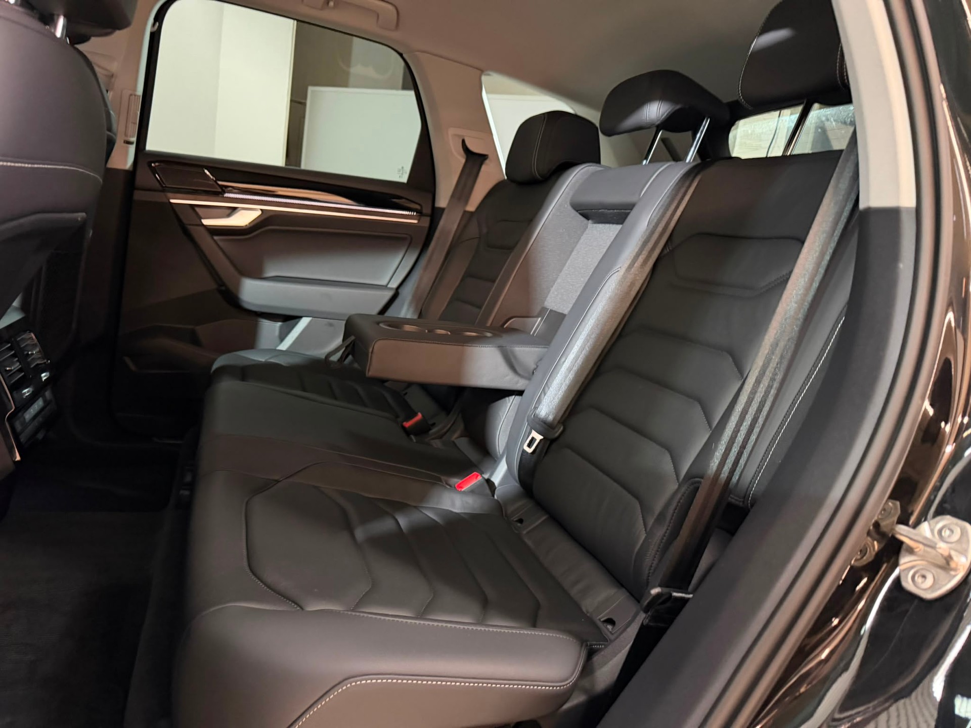 VW Touareg 3.0 TDI Elegance Tiptronic-image-8
