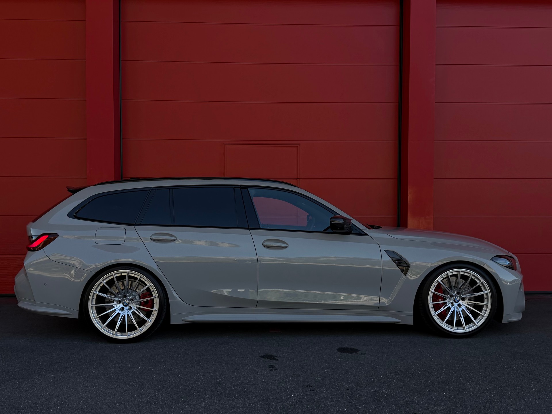 BMW M3 Touring xDrive Competition M *Individual Kreide Color* *Pack Carbon**-image-2
