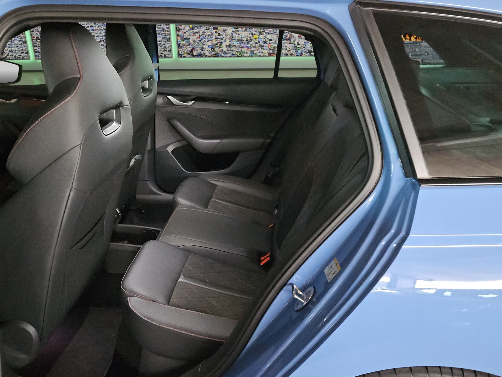 SKODA Octavia Combi 2.0 TSI DSG RS 30 Years Edition-image-9