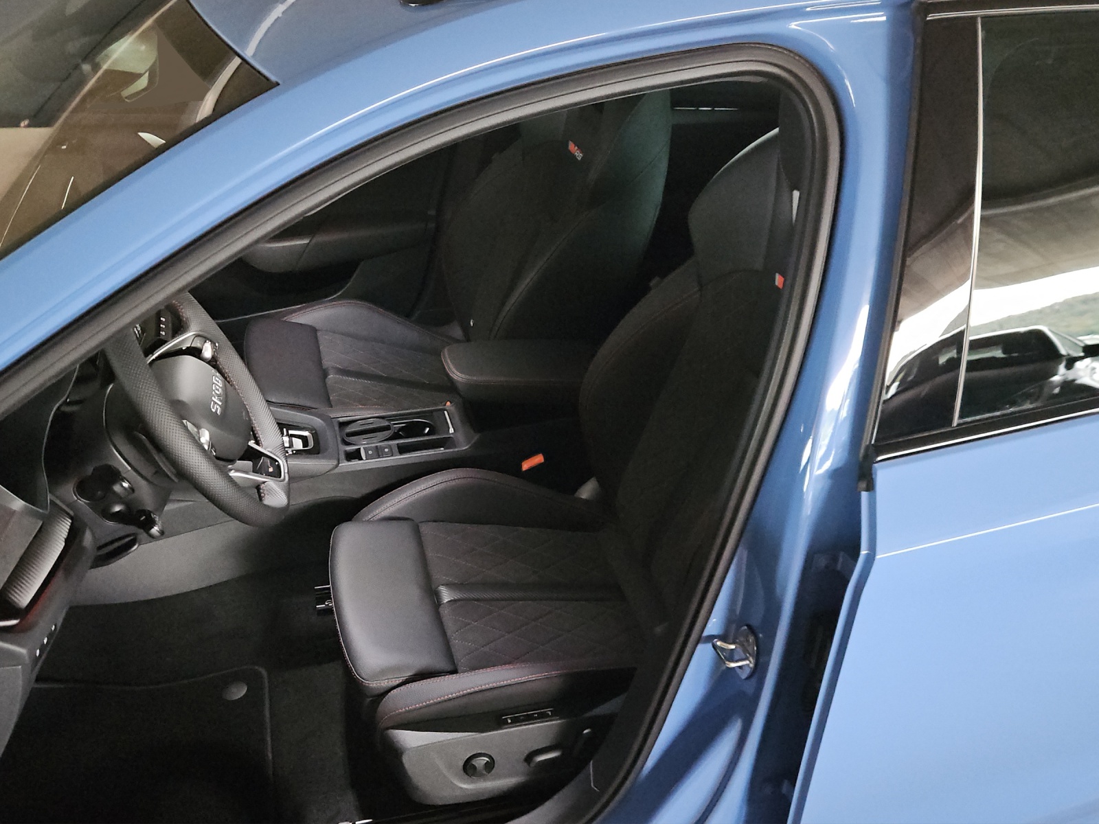 SKODA Octavia Combi 2.0 TSI DSG RS 30 Years Edition-image-8
