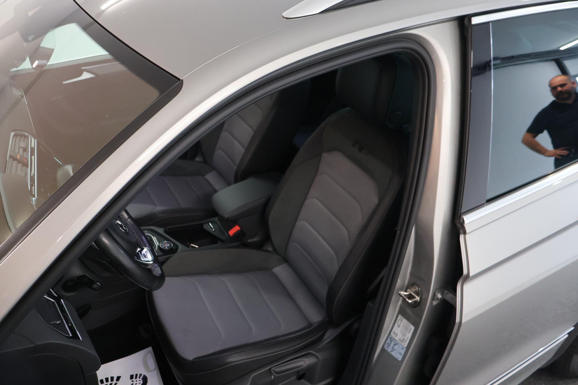 VW Tiguan 2.0TSI R-Line 4Motion DSG-image-10