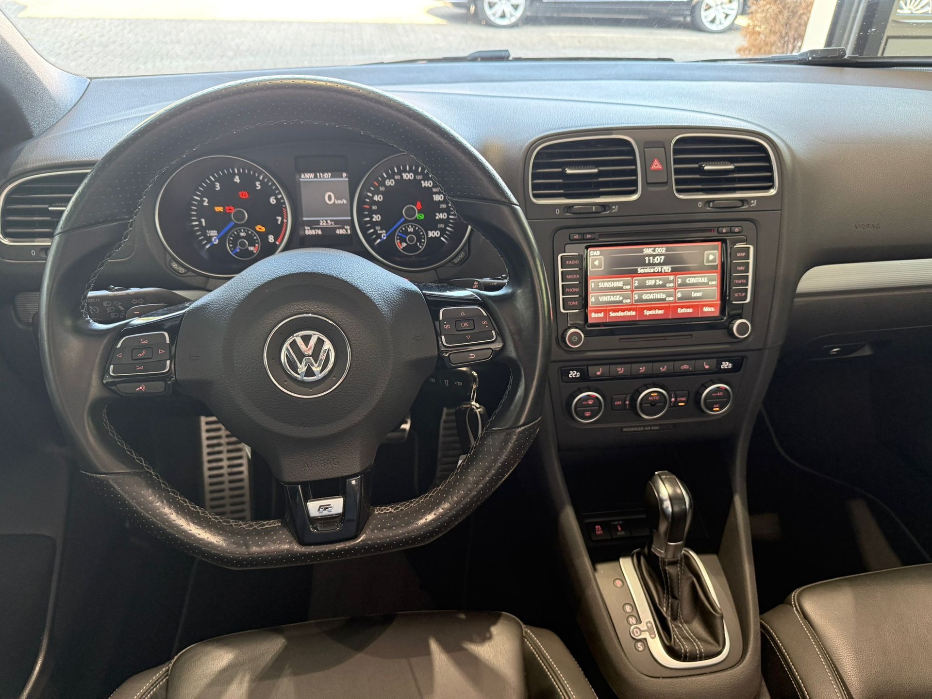 VW Golf Cabrio 2.0 TSI R DSG-image-13