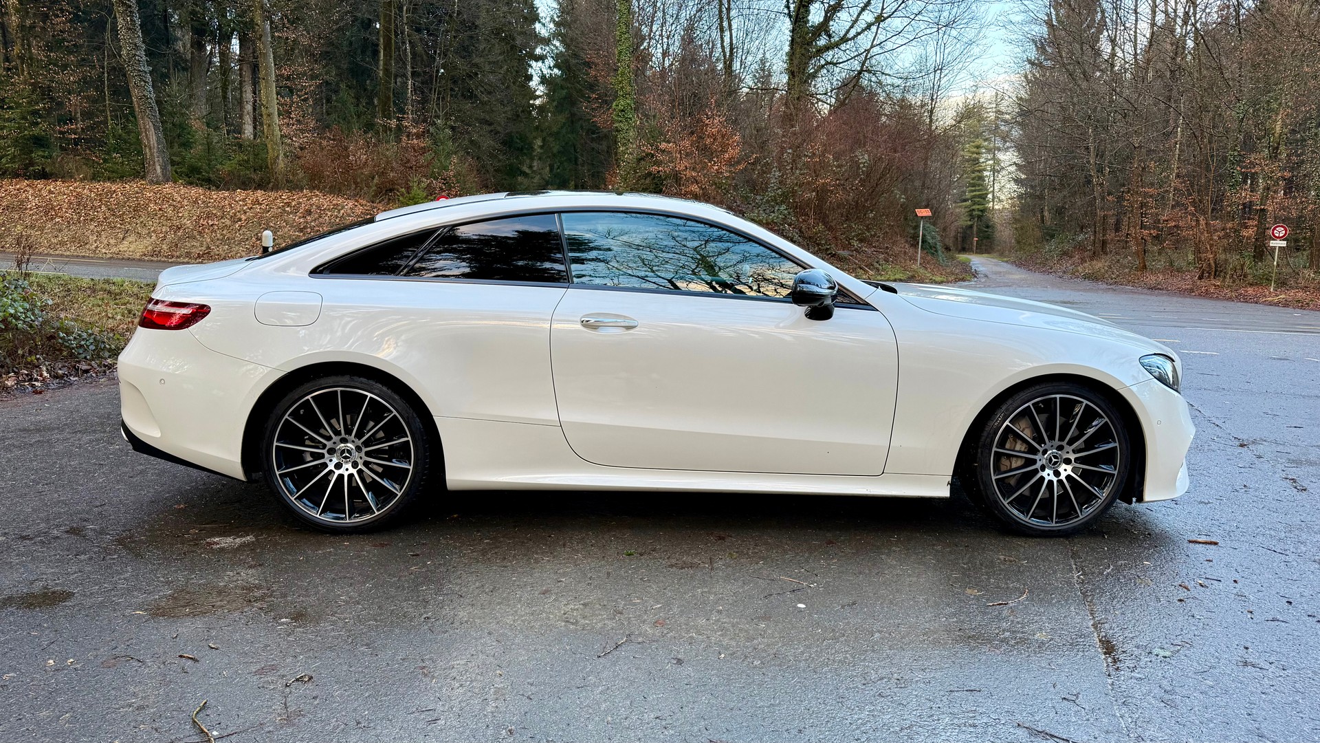 MERCEDES-BENZ E 300 Coupé AMG Line 9G-Tronic-image-2