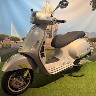 PIAGGIO Vespa GTS 300 Super Tech ABS-image-1