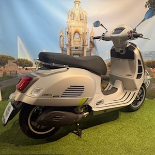 PIAGGIO Vespa GTS 300 Super Tech ABS-image-2