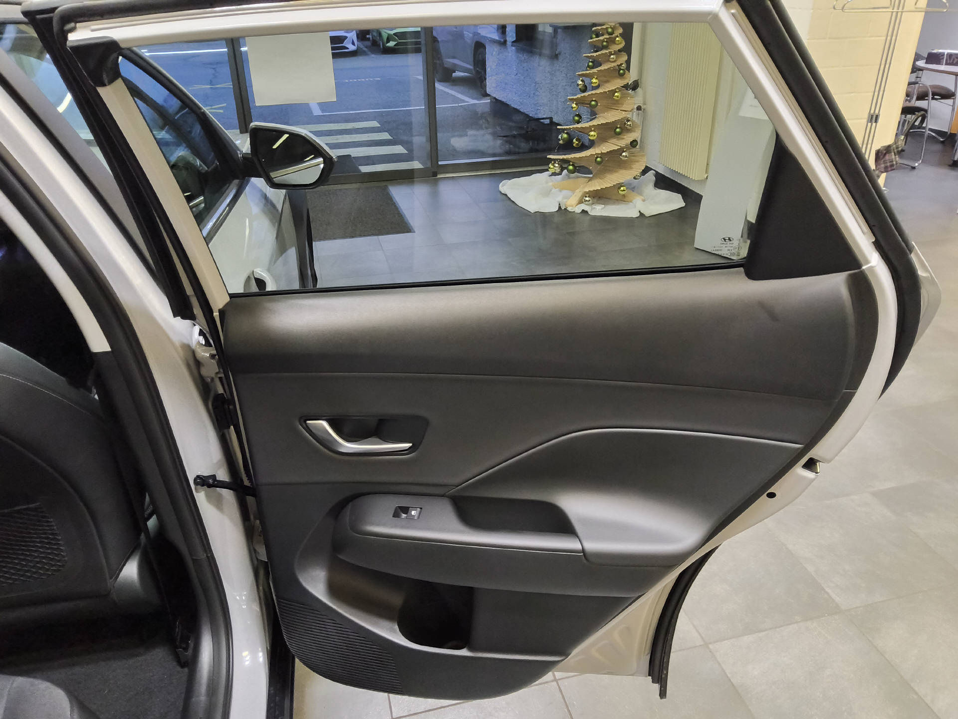 HYUNDAI Kona 1.6 GDi Hybrid Amplia-image-16
