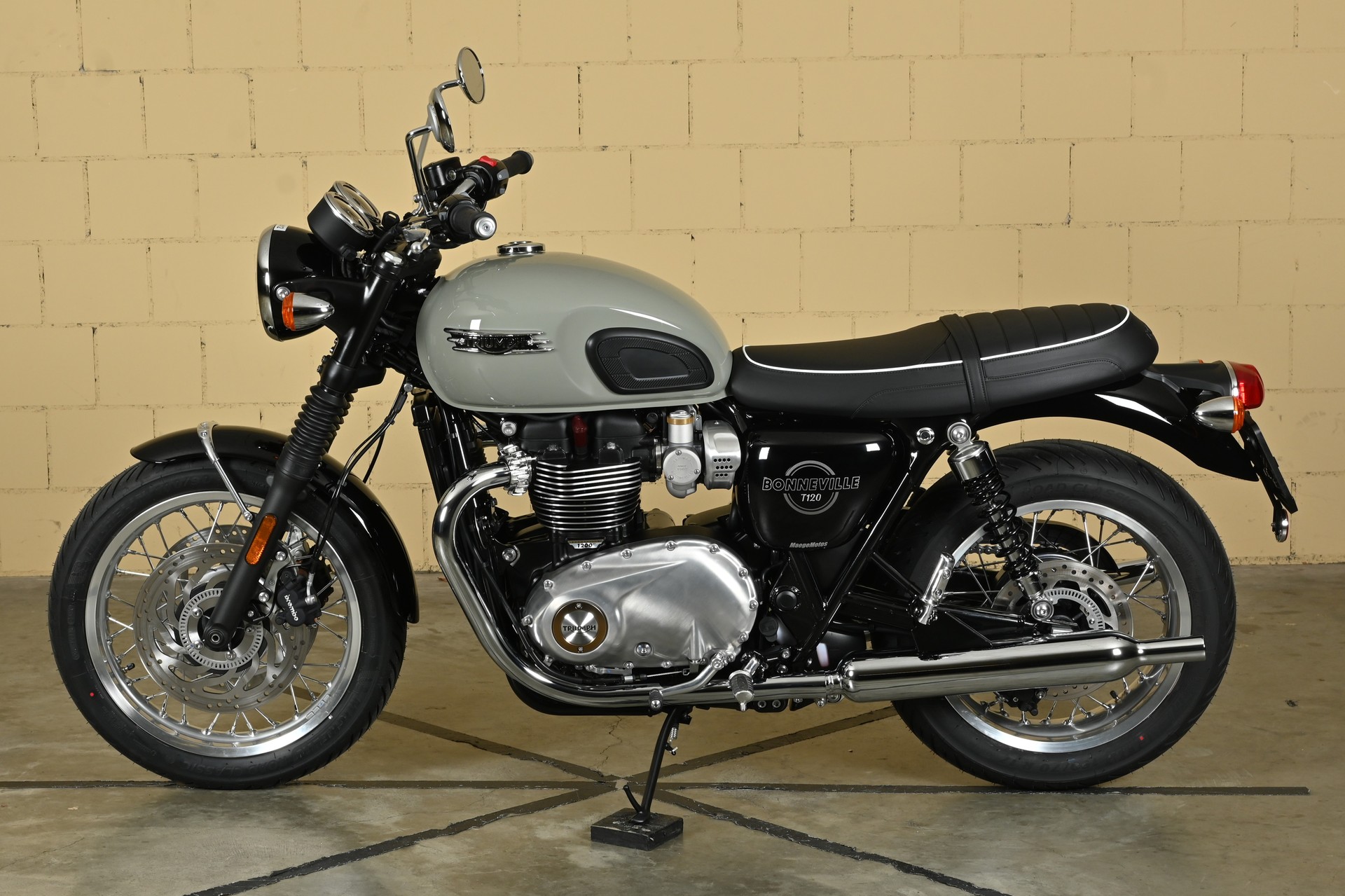 TRIUMPH Bonneville 1200-image-3