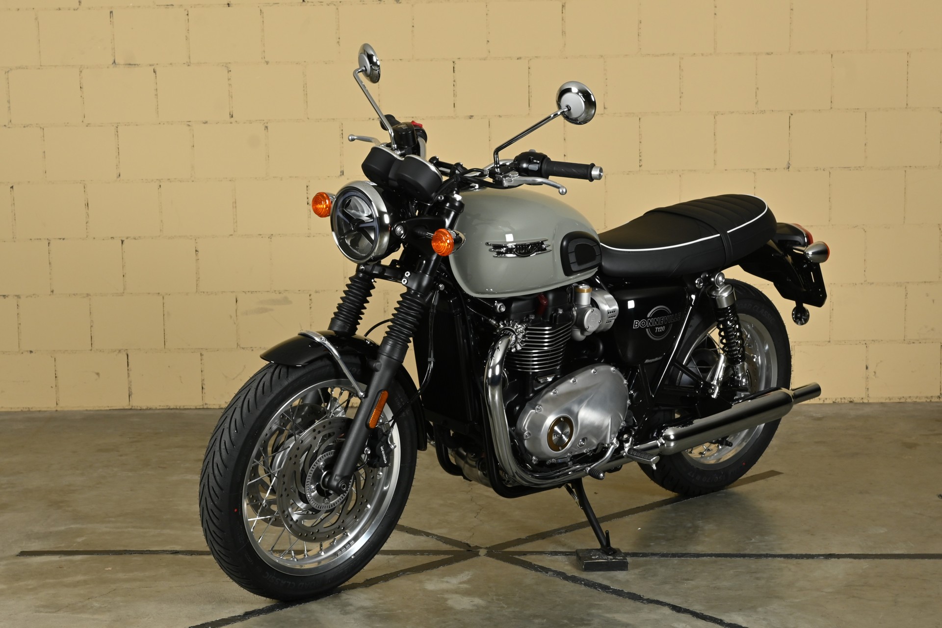 TRIUMPH Bonneville 1200-image-2