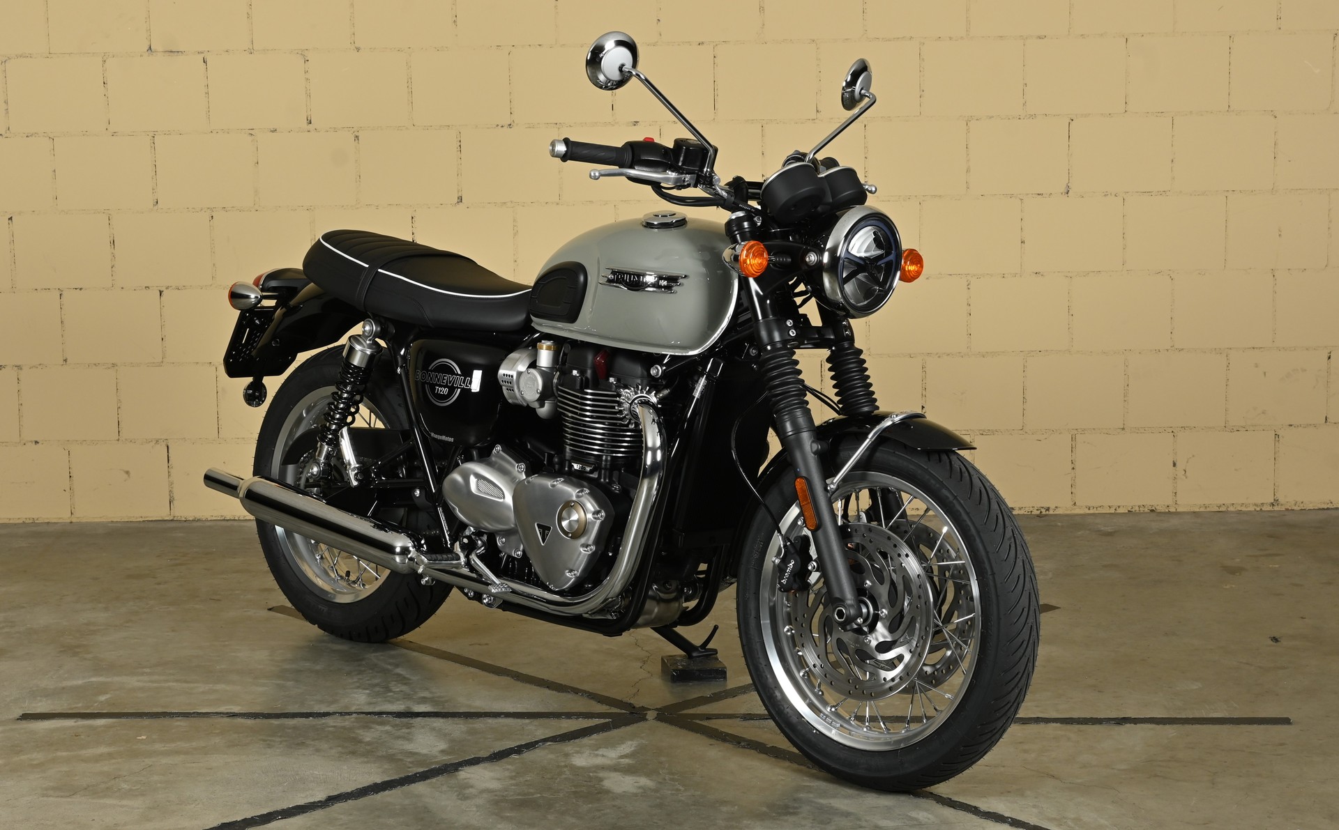 TRIUMPH Bonneville 1200-image-1