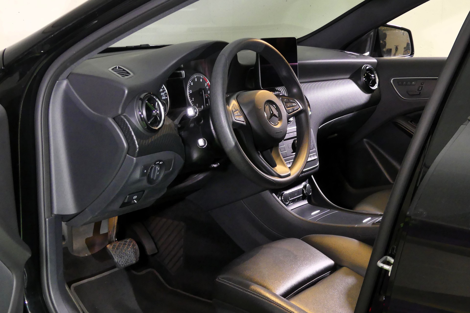 MERCEDES-BENZ GLA 250 4Matic 7G-DCT-image-11