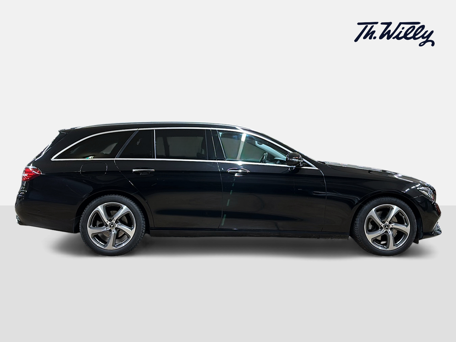 MERCEDES-BENZ E 220 d Swiss Star Avantgarde 4matic Kombi-image-5