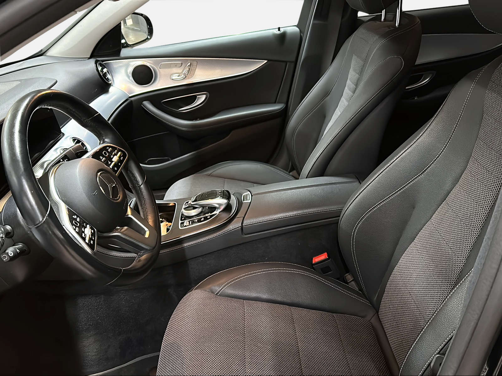 MERCEDES-BENZ E 220 d Swiss Star Avantgarde 4matic Kombi-image-13