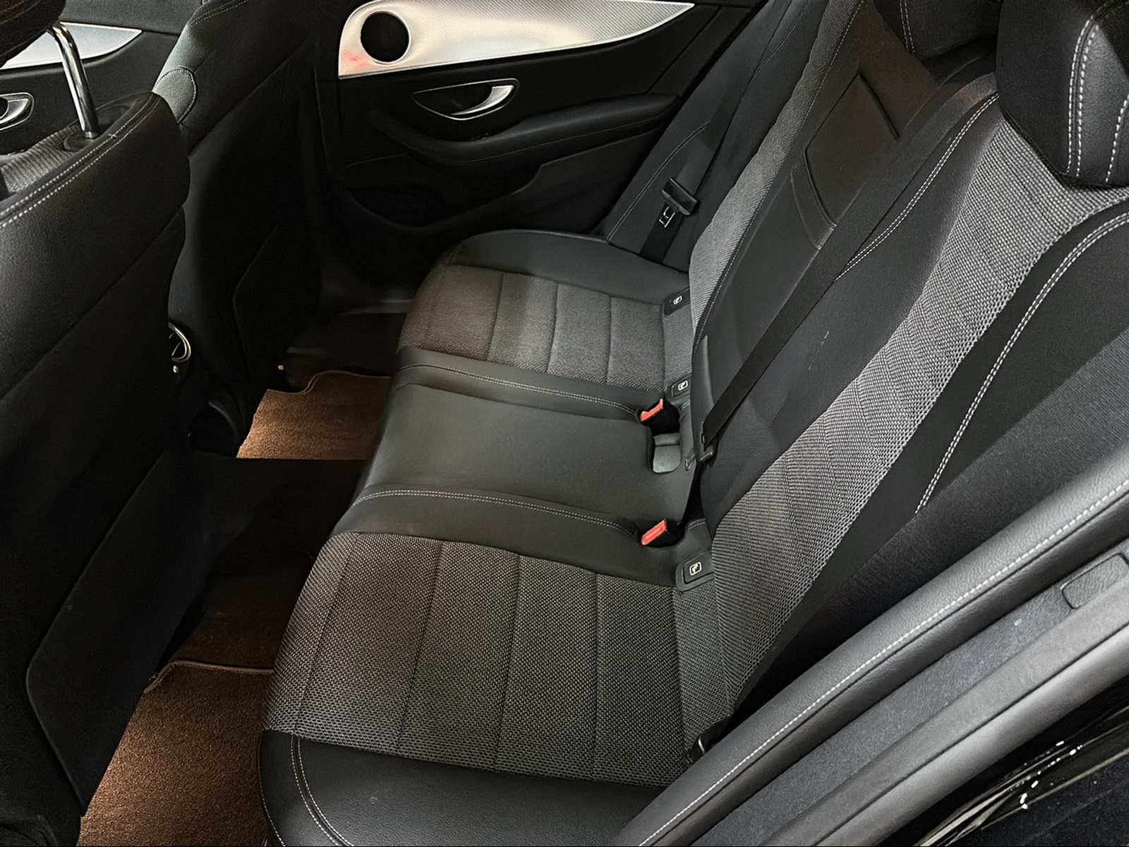 MERCEDES-BENZ E 220 d Swiss Star Avantgarde 4matic Kombi-image-10