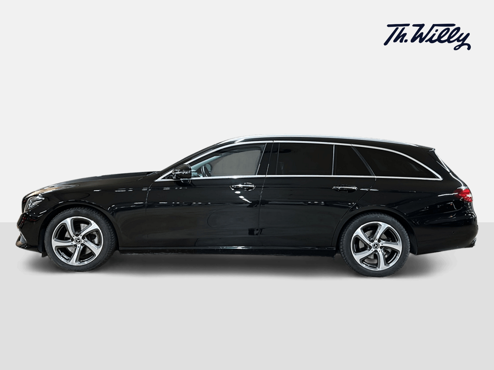 MERCEDES-BENZ E 220 d Swiss Star Avantgarde 4matic Kombi-showroom-element-1