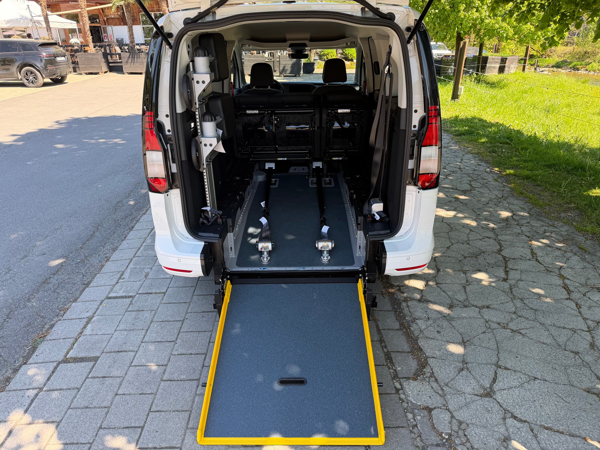 VW Caddy Maxi 2.0 TDI Liberty DSG inkl. XL Umbau für Rollstuhltransport FLEXI RAMP XL-image-13