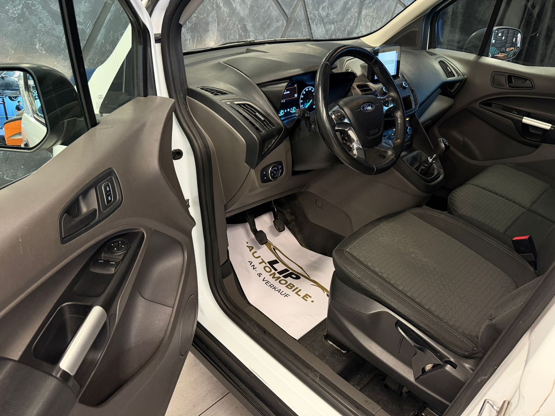 FORD Transit Connect Van T210 1.5 Eco Blue Ambiente-image-10