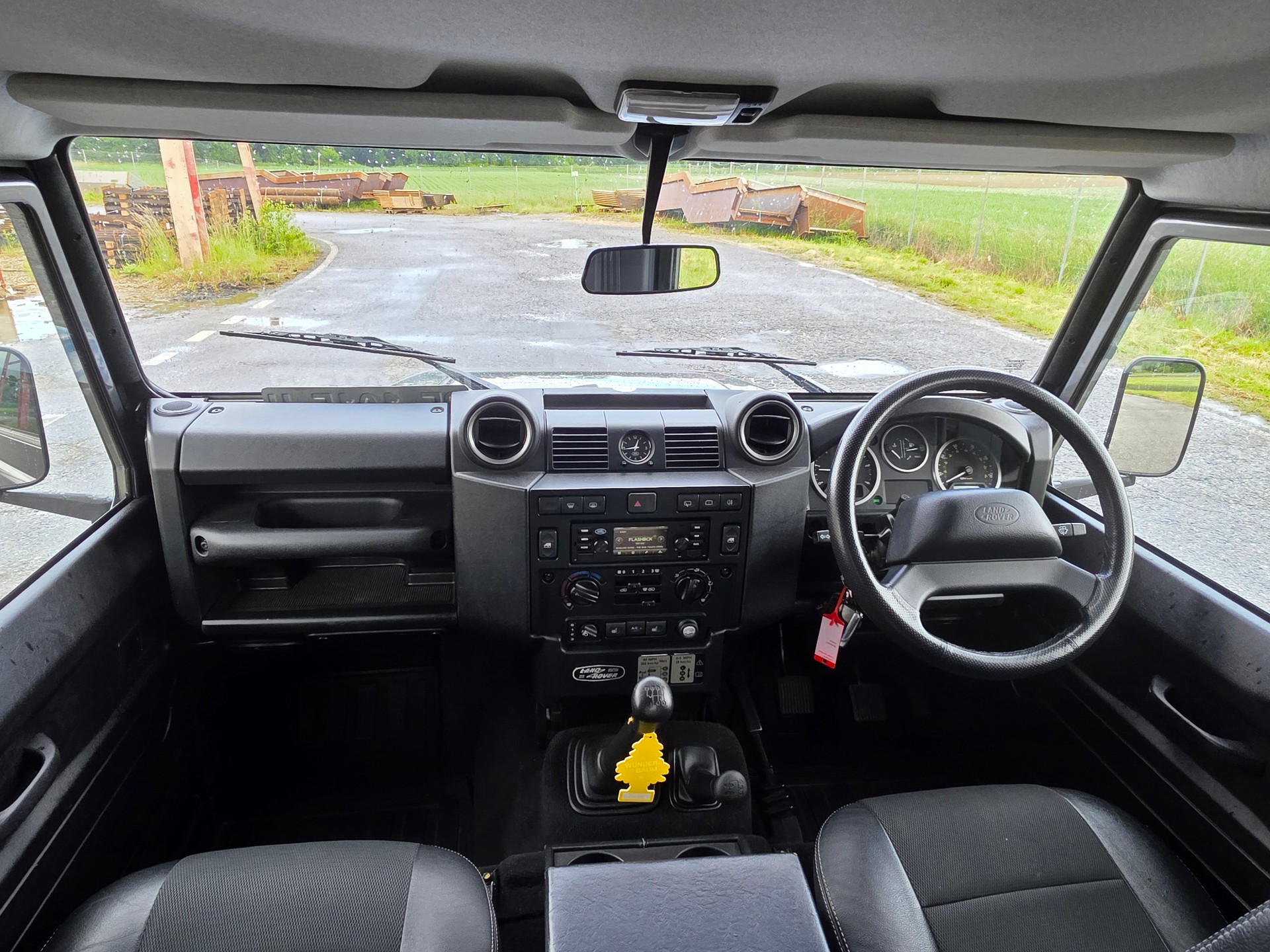 LAND ROVER Defender 90 2.2 TD4 Station Wagon-image-11