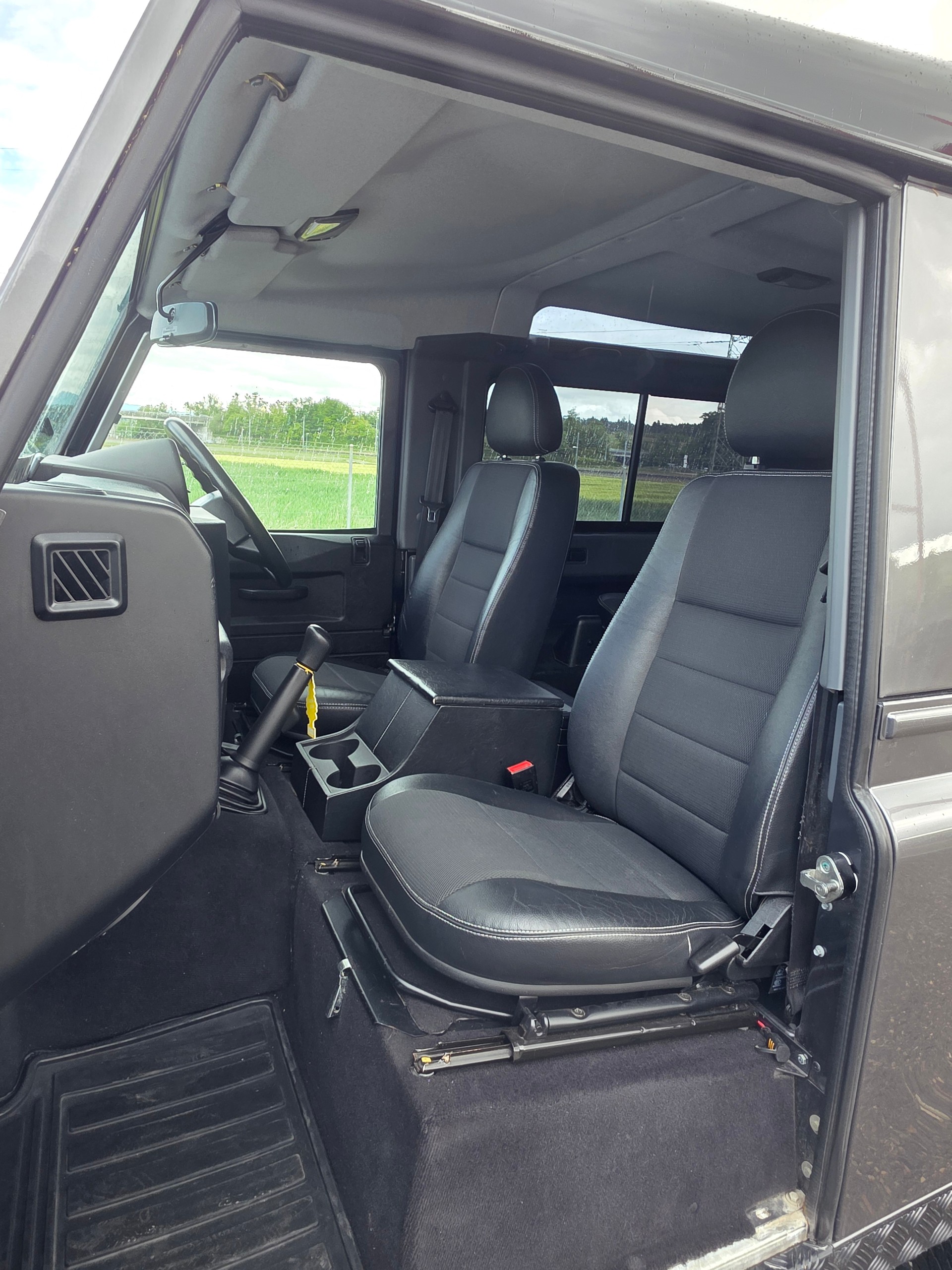 LAND ROVER Defender 90 2.2 TD4 Station Wagon-image-8