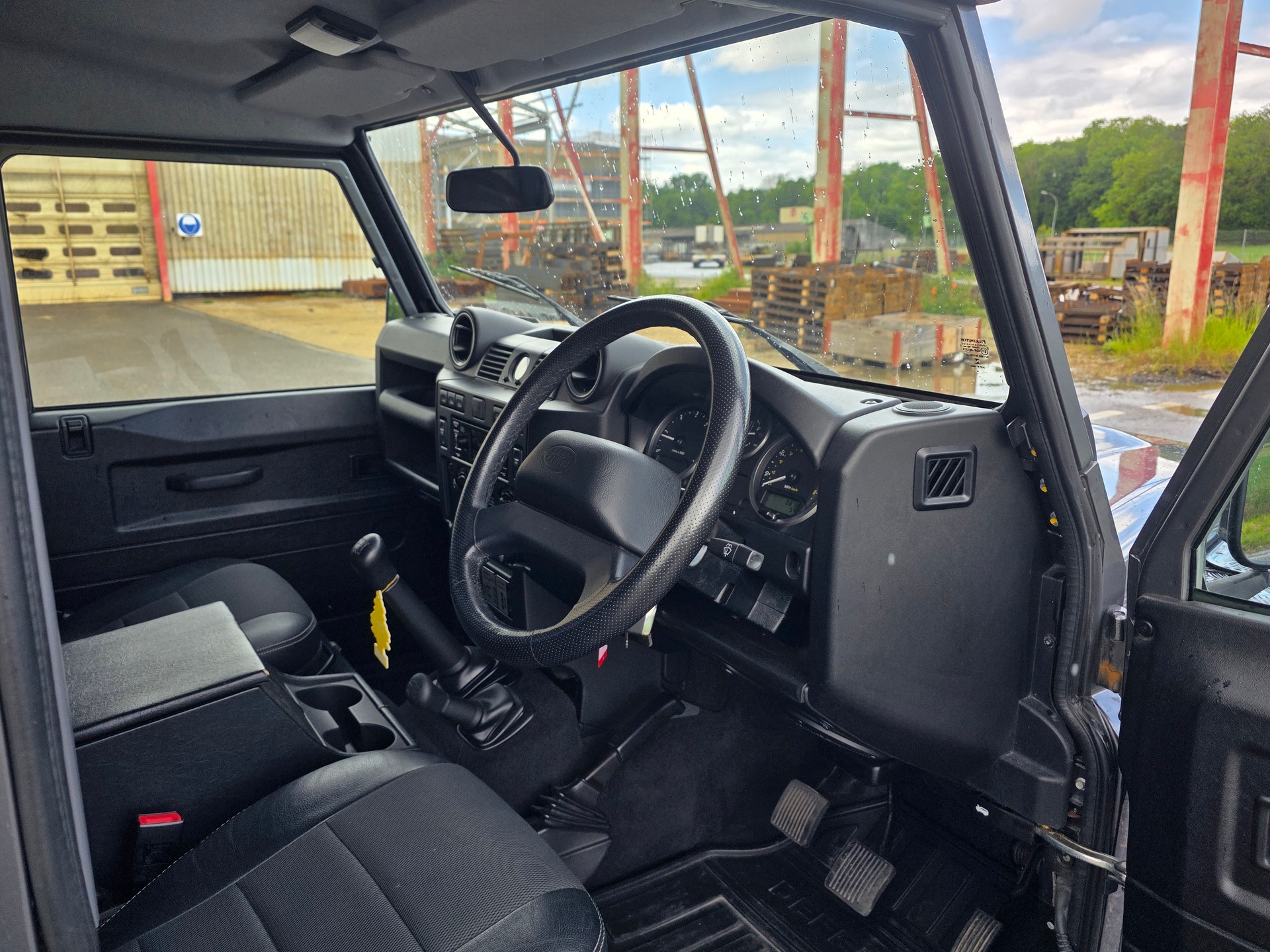 LAND ROVER Defender 90 2.2 TD4 Station Wagon-image-12