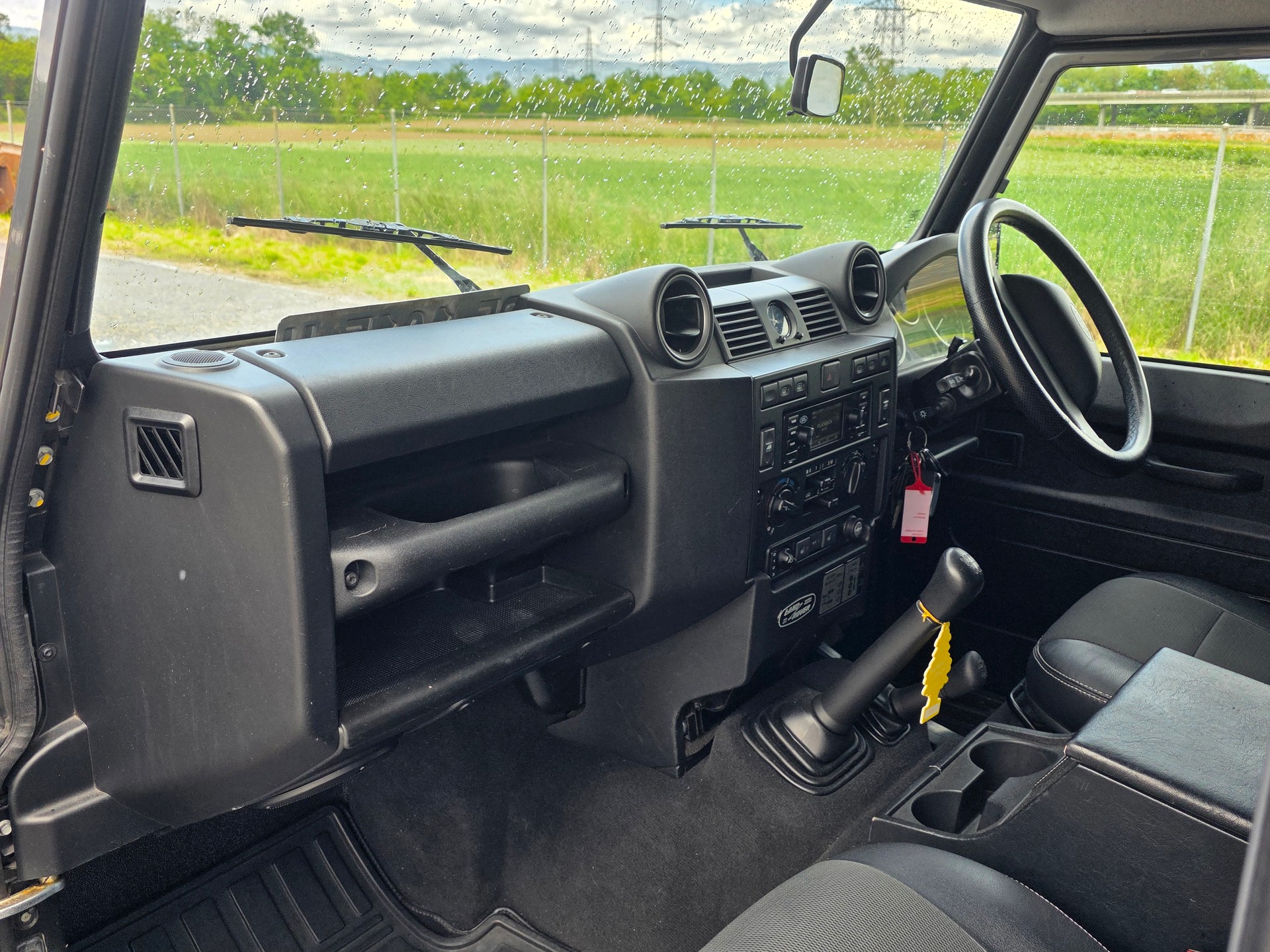 LAND ROVER Defender 90 2.2 TD4 Station Wagon-image-14