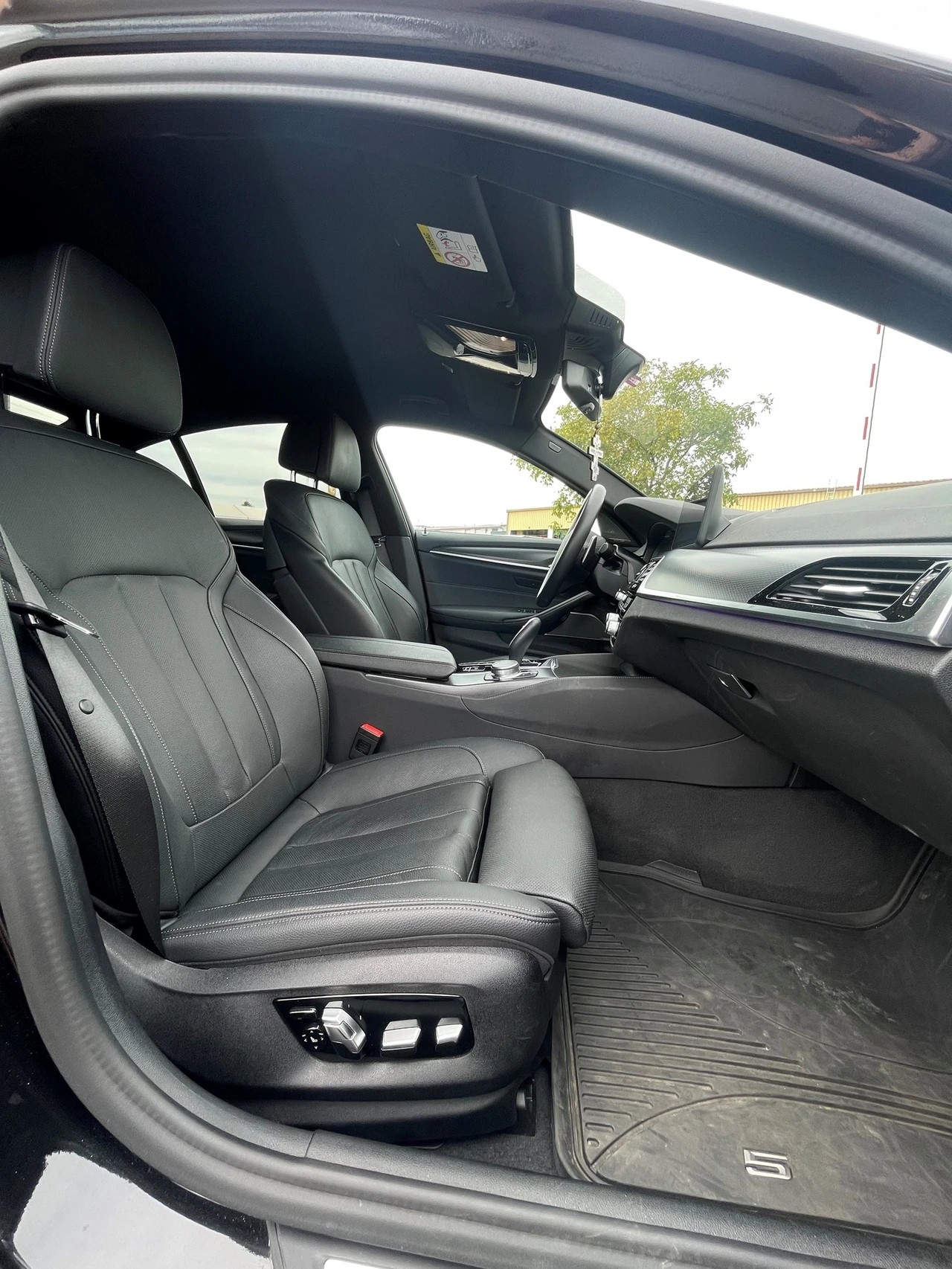 BMW 530e xDrive M Sport Steptronic-image-14