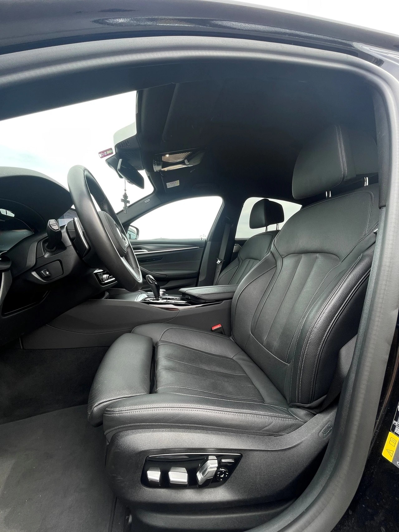 BMW 530e xDrive M Sport Steptronic-image-11