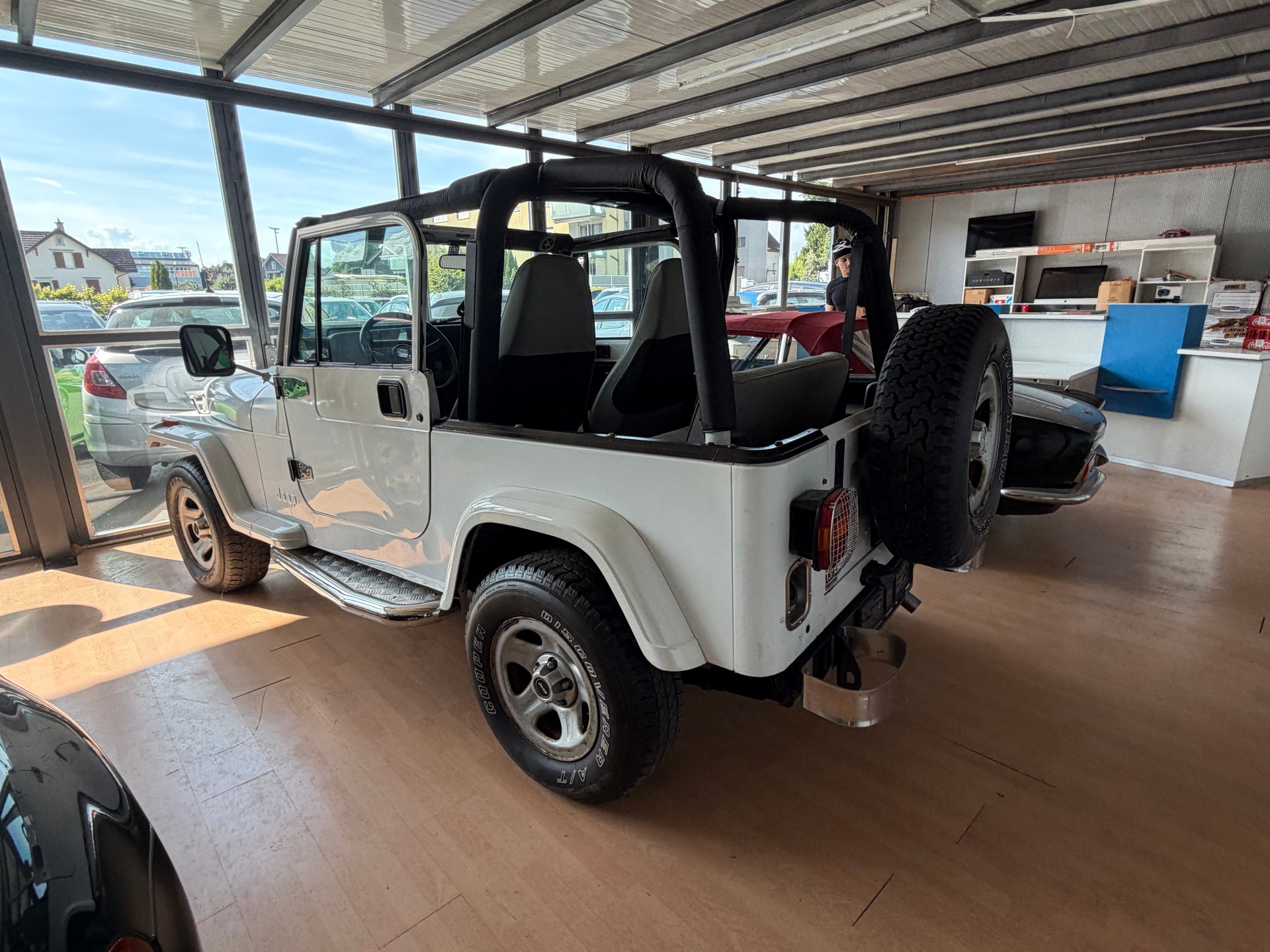 JEEP Wrangler 4.0 Laredo-image-13