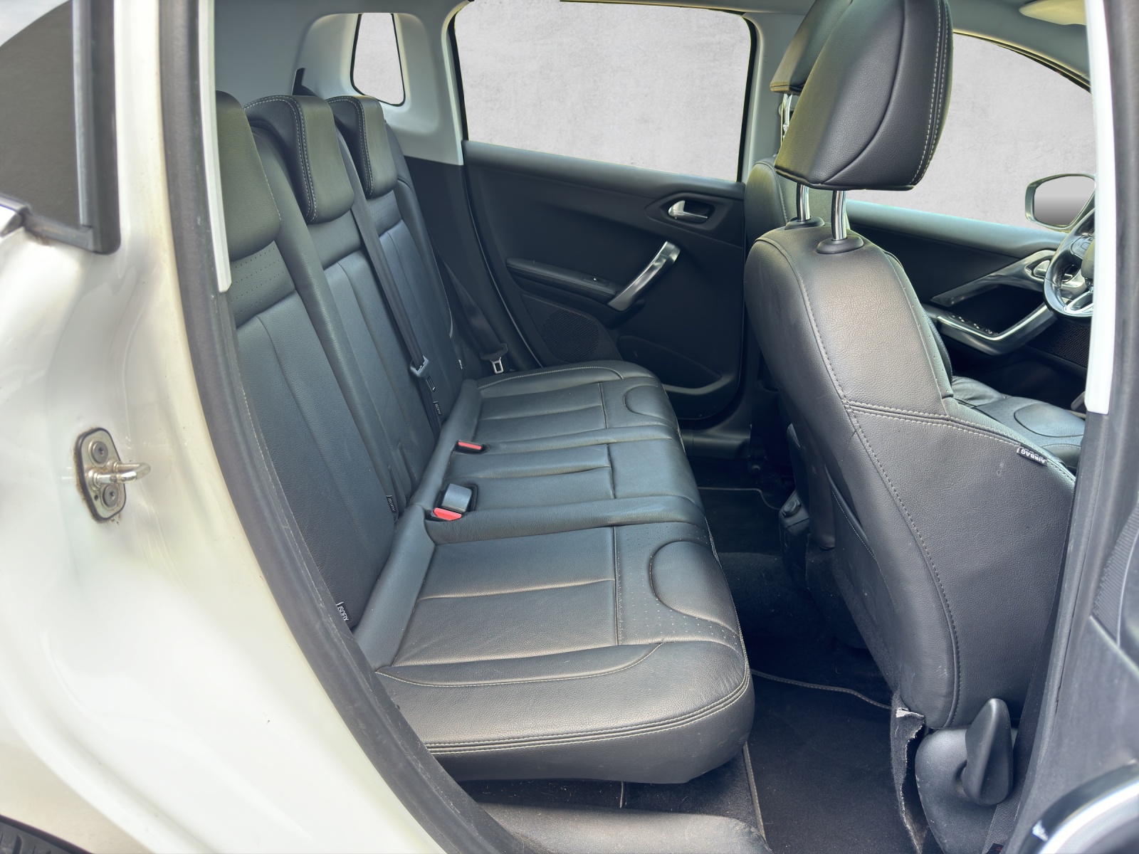PEUGEOT 2008 1.2 PureTech Allure-image-15