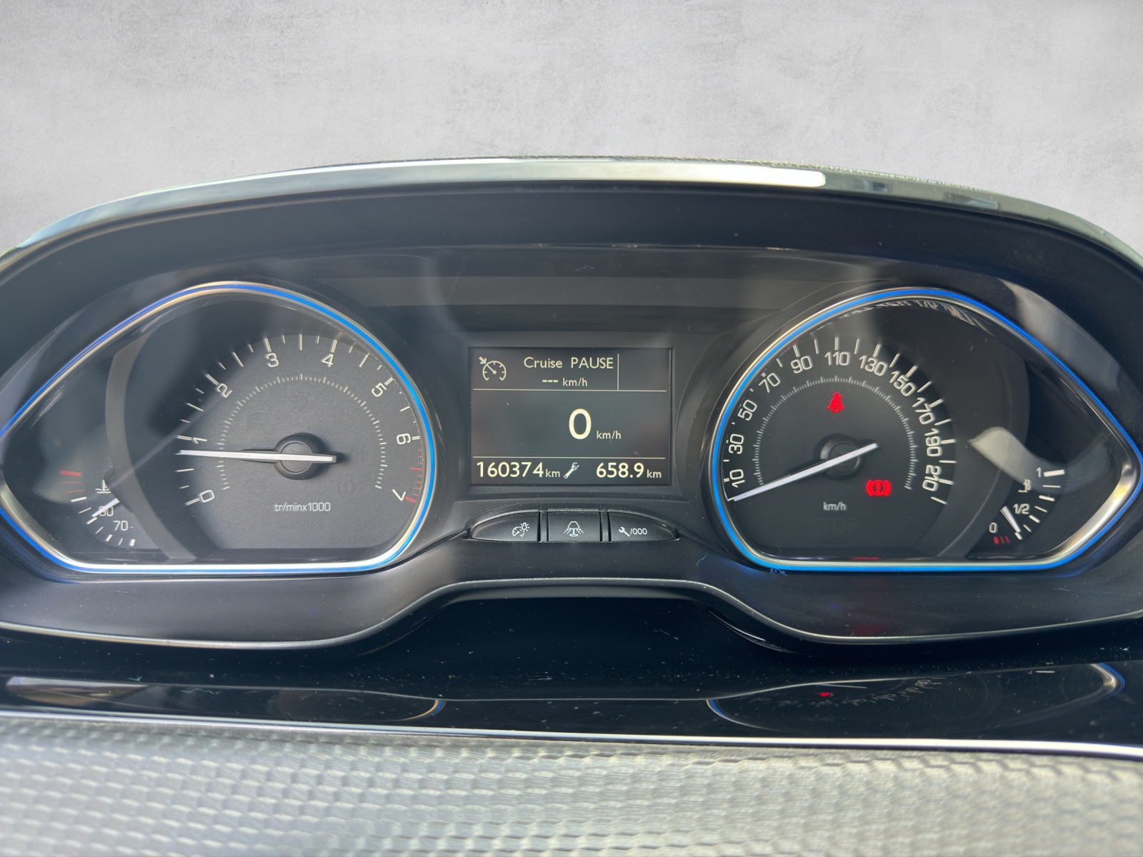 PEUGEOT 2008 1.2 PureTech Allure-image-8