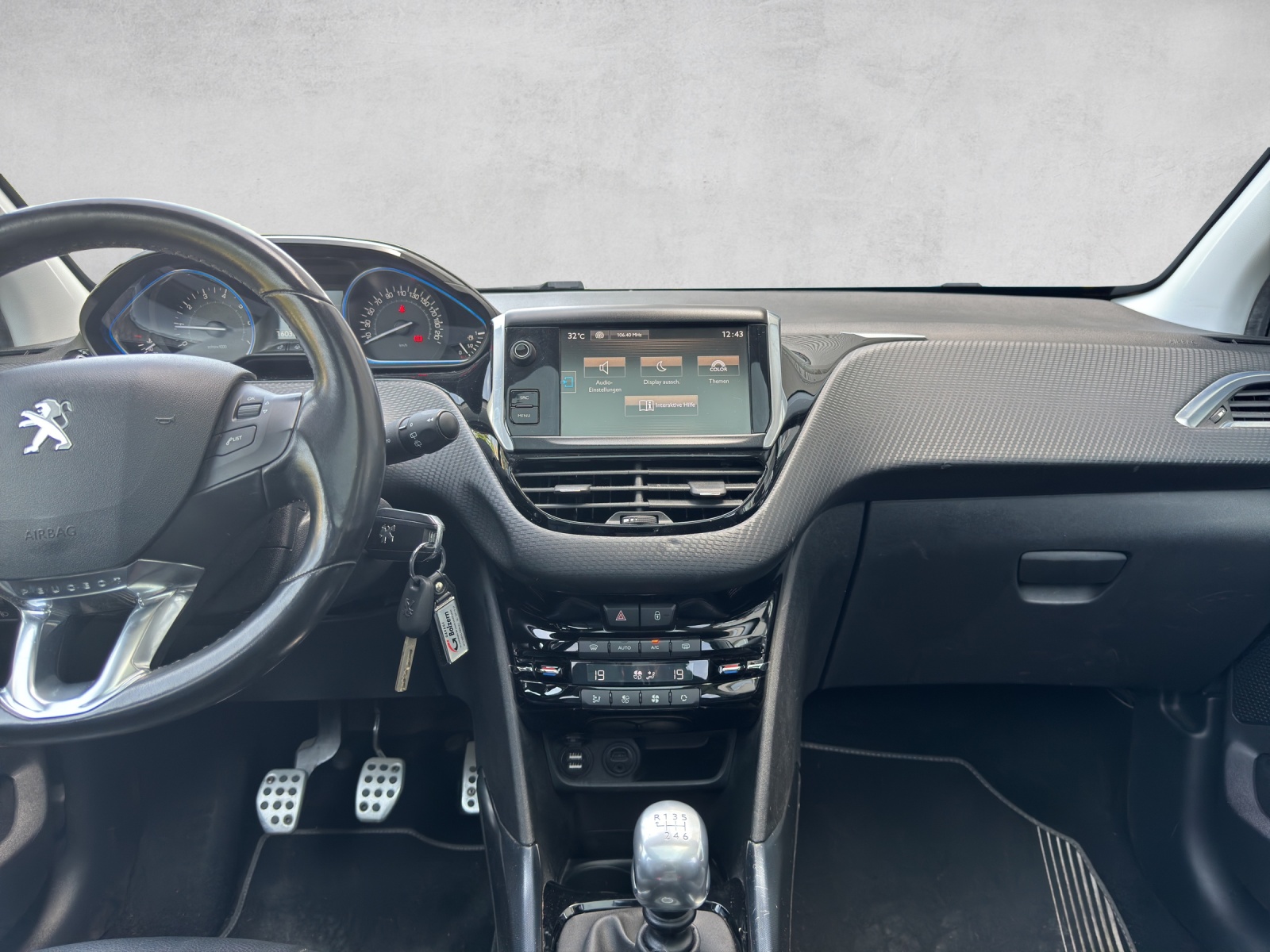 PEUGEOT 2008 1.2 PureTech Allure-image-12