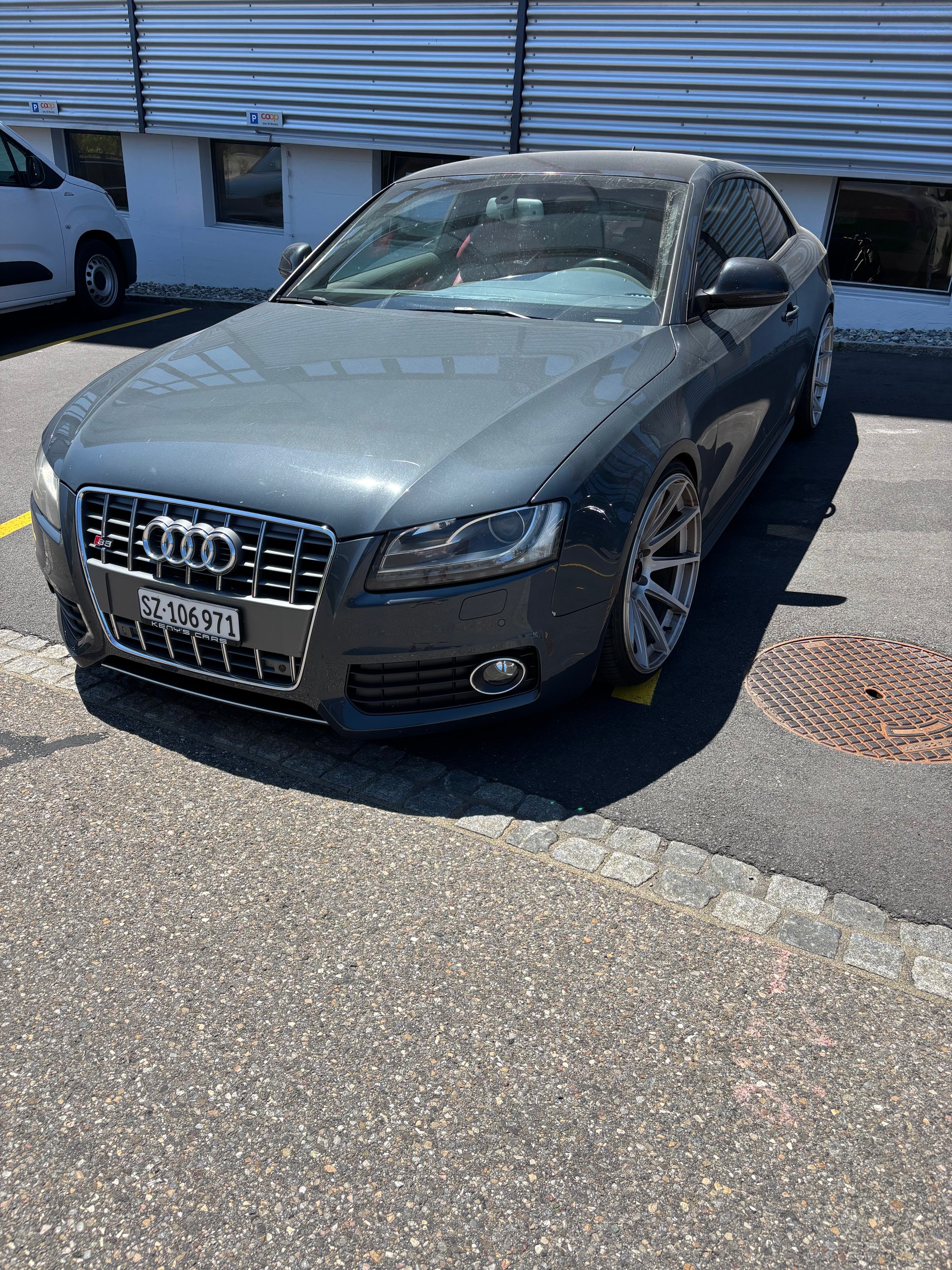AUDI 4.2 V8 FSI quattro-image-1