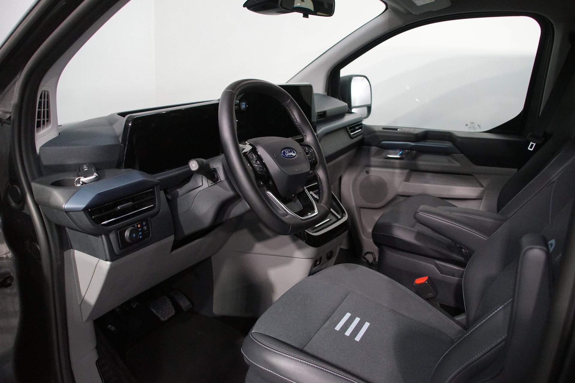 FORD Tourneo Bus 320 L2H1 Active Automat 4x4-image-10