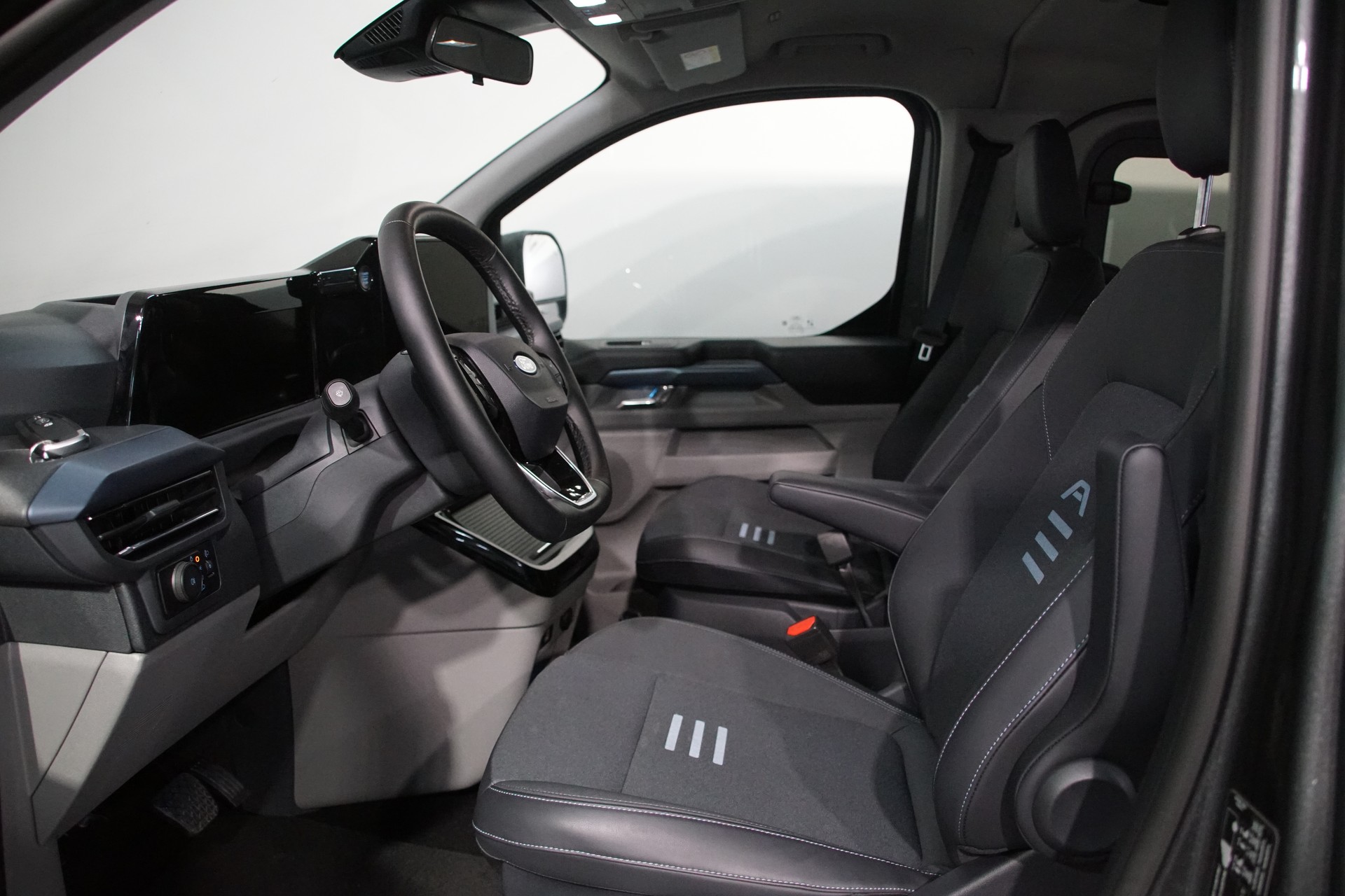 FORD Tourneo Bus 320 L2H1 Active Automat 4x4-image-11