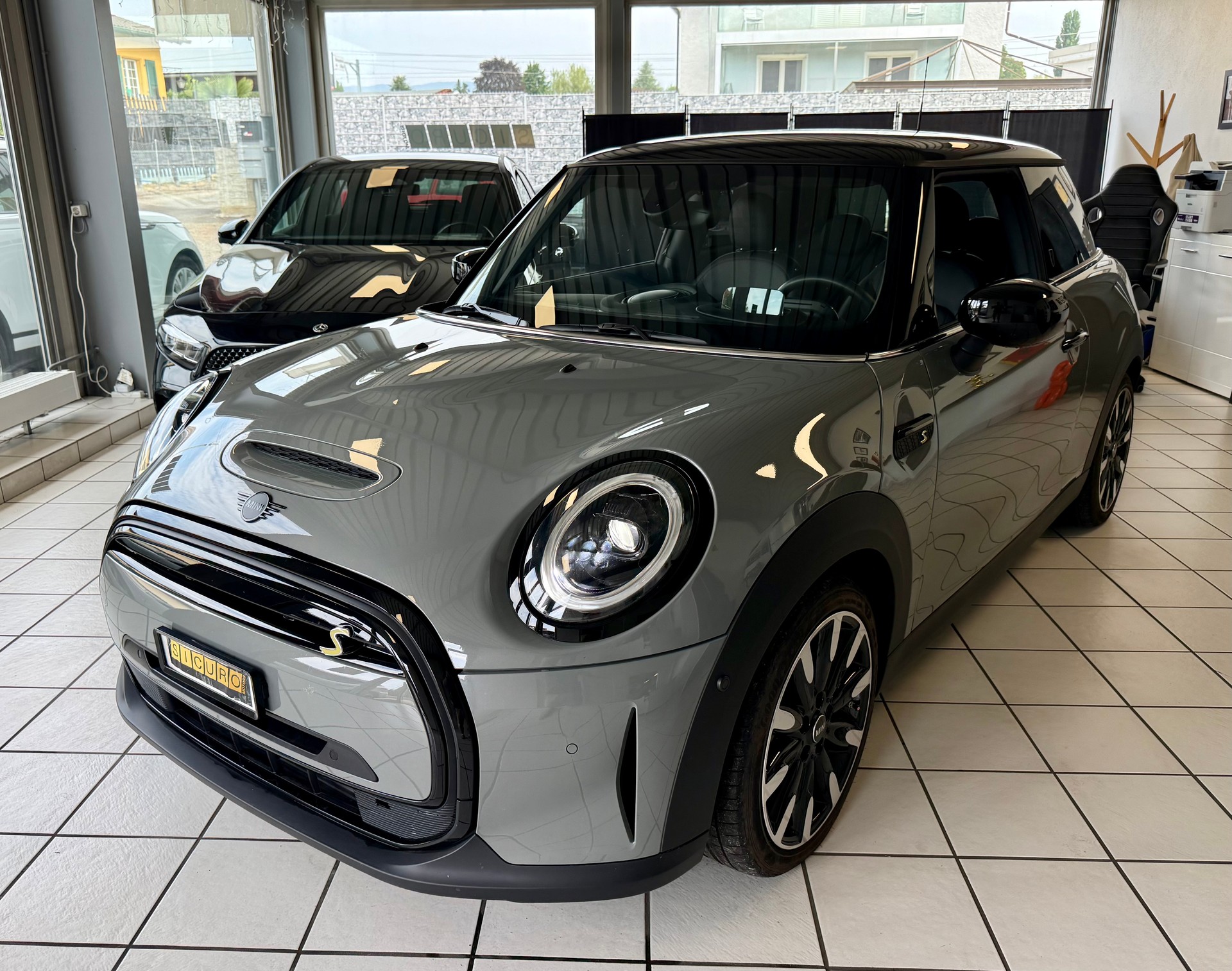 MINI Cooper SE-showroom-element-3