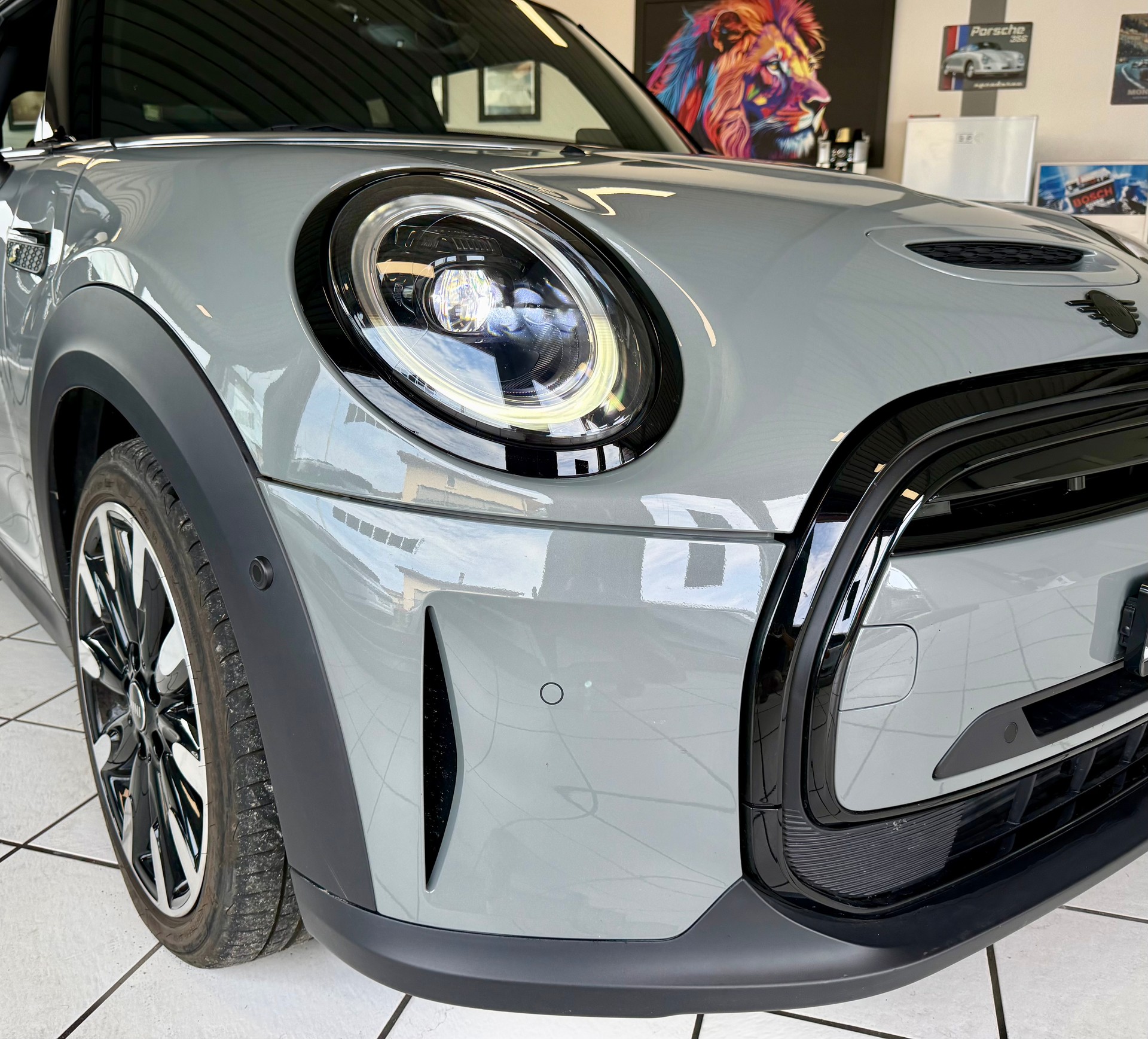 MINI Cooper SE-showroom-element-1