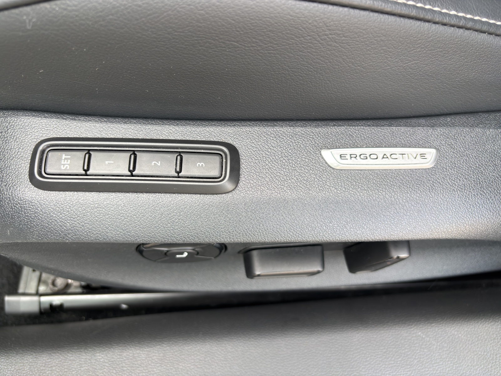 VW New Passat Variant 2.0 TDI R-Line 4 Motion DSG CH-Fahrzeug mit Werksgarantie bis 2028 mit AHK, Leder & Winterräder-image-28