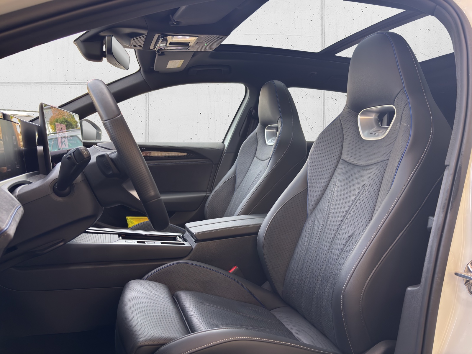 VW New Passat Variant 2.0 TDI R-Line 4 Motion DSG CH-Fahrzeug mit Werksgarantie bis 2028 mit AHK, Leder & Winterräder-image-26