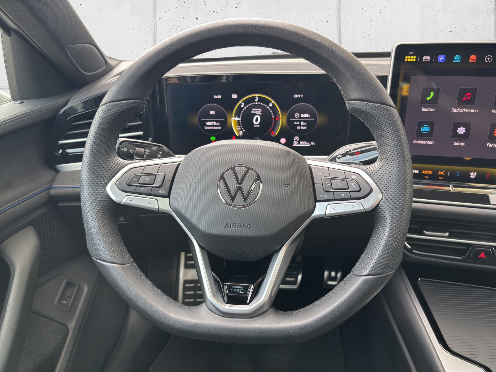 VW New Passat Variant 2.0 TDI R-Line 4 Motion DSG CH-Fahrzeug mit Werksgarantie bis 2028 mit AHK, Leder & Winterräder-image-13