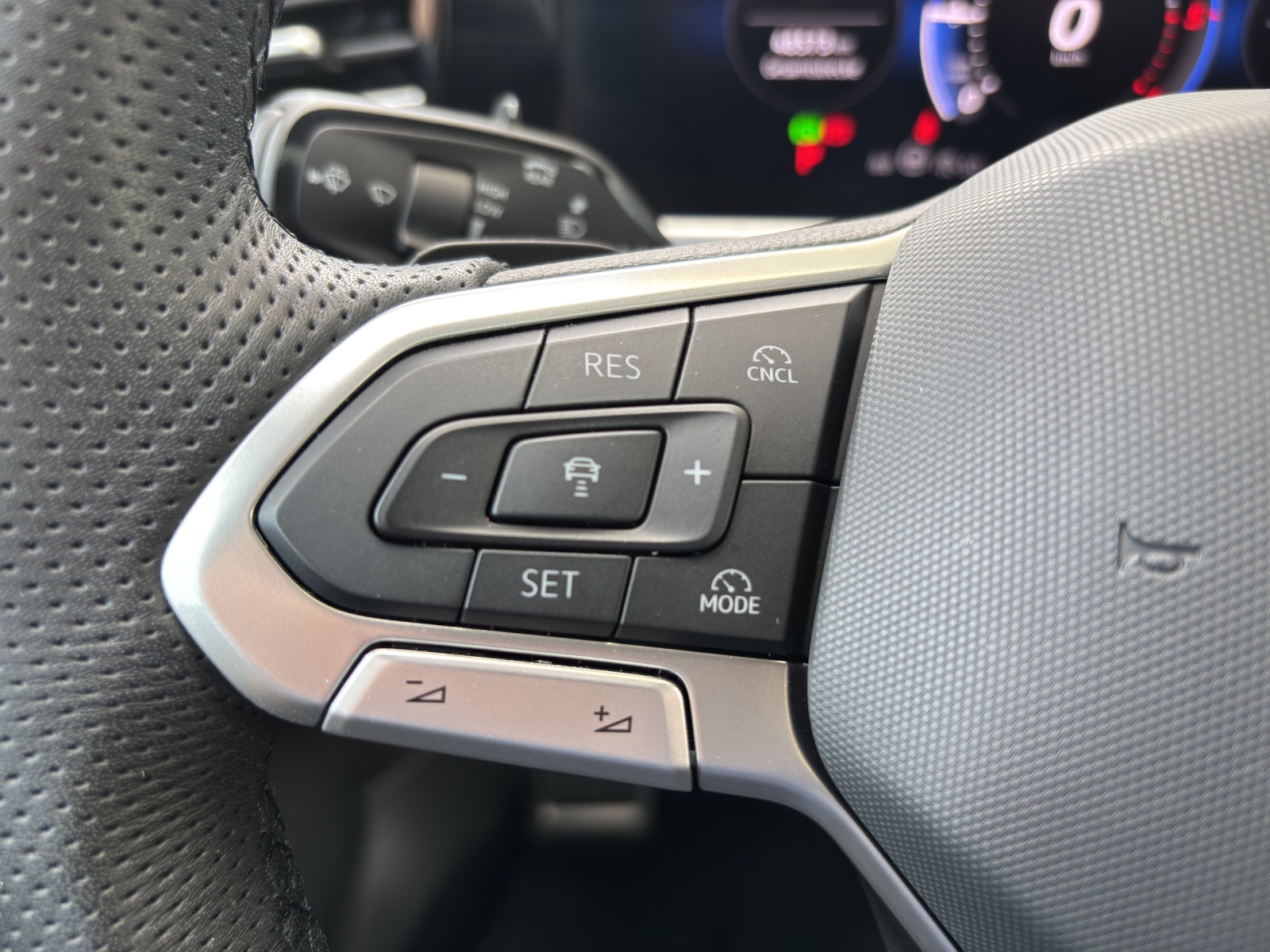 VW New Passat Variant 2.0 TDI R-Line 4 Motion DSG CH-Fahrzeug mit Werksgarantie bis 2028 mit AHK, Leder & Winterräder-image-14