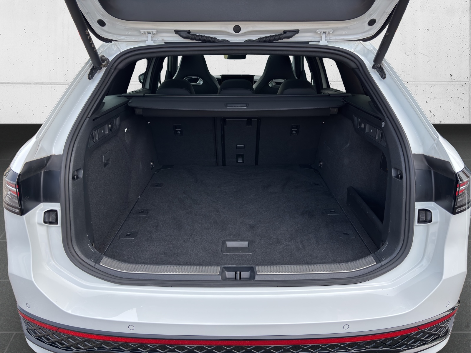 VW New Passat Variant 2.0 TDI R-Line 4 Motion DSG CH-Fahrzeug mit Werksgarantie bis 2028 mit AHK, Leder & Winterräder-image-7