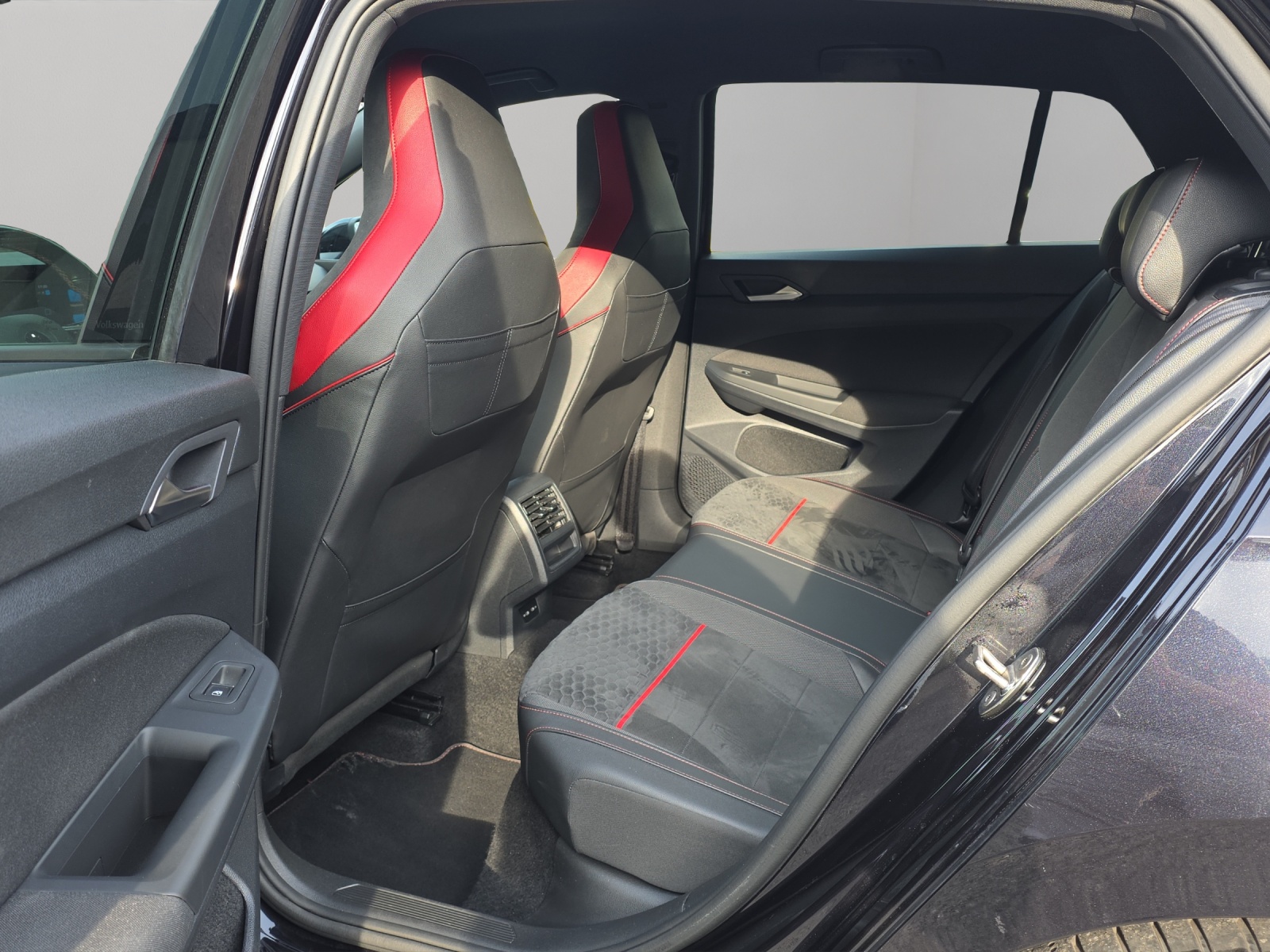 VW Golf 2.0 TSI GTI Clubsport 45 DSG-image-8