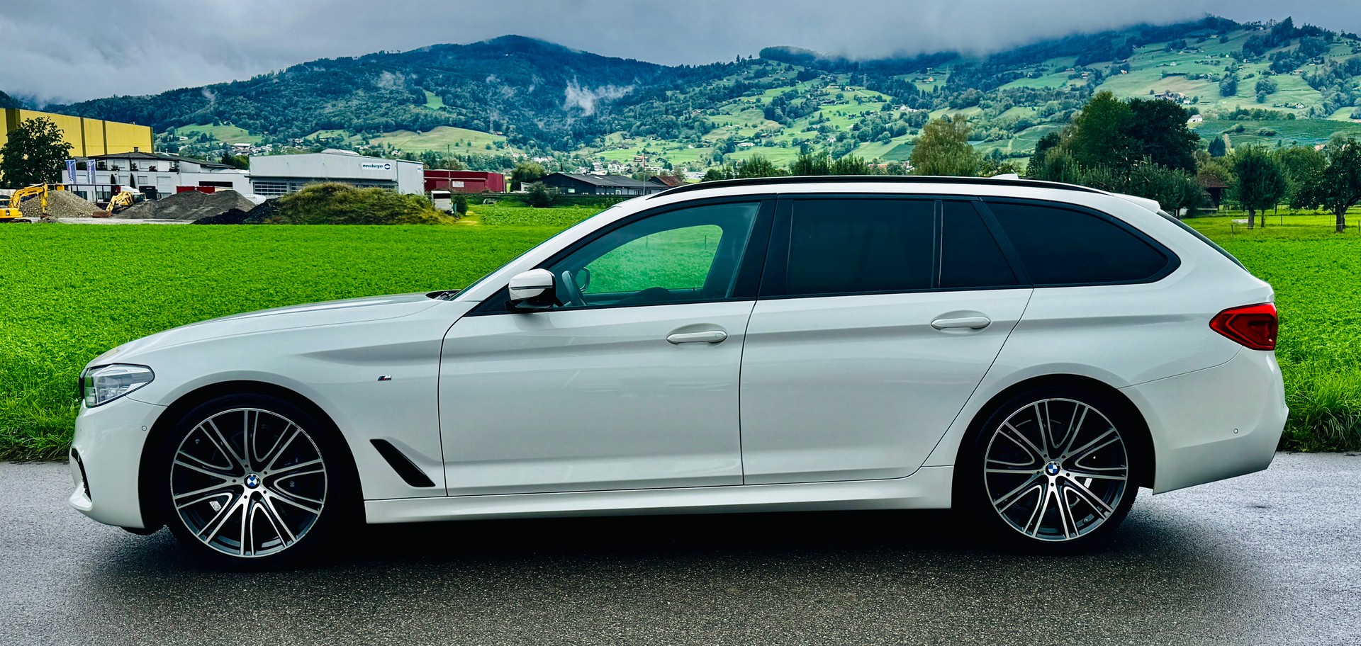BMW 530i xDrive Touring Steptronic-showroom-element-1