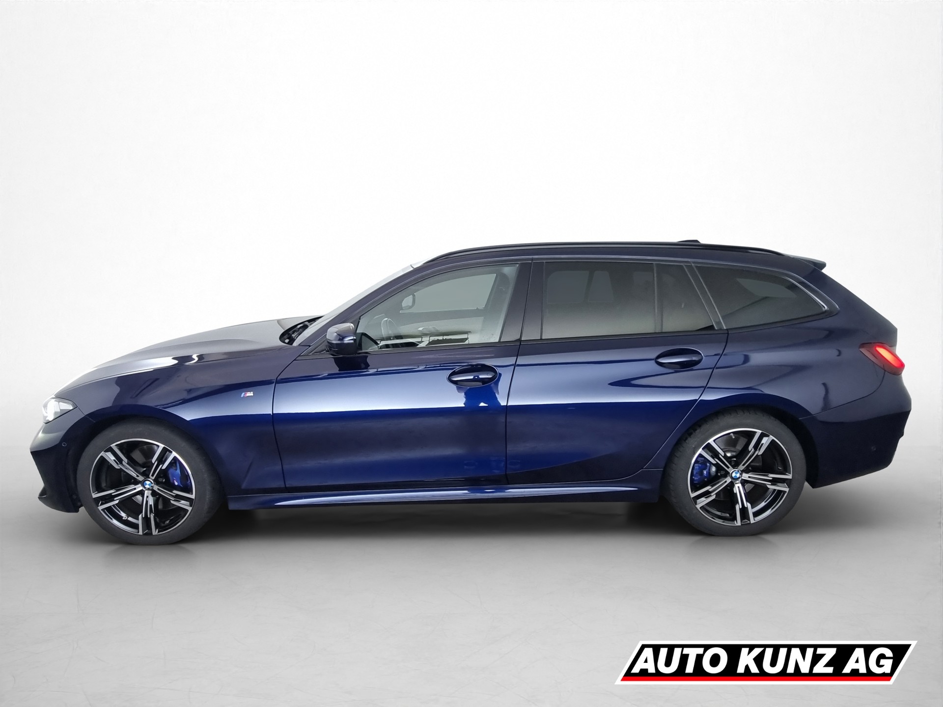 BMW 330i xDrive Touring M-Sport-showroom-element-2