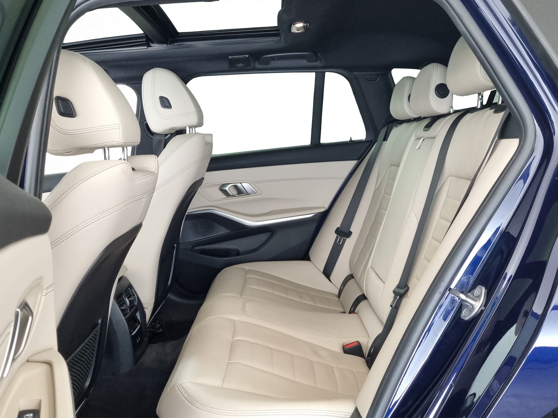 BMW 330i xDrive Touring M-Sport-image-6