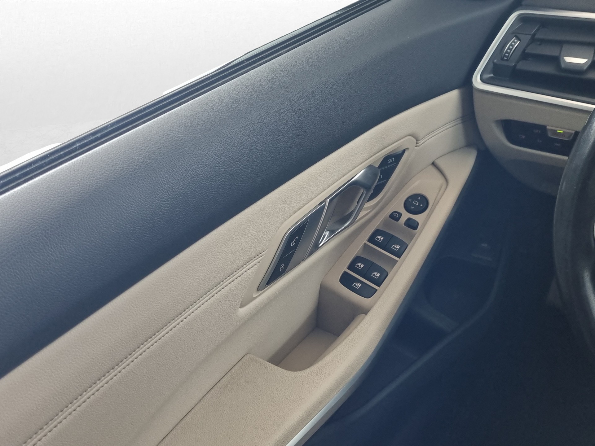 BMW 330i xDrive Touring M-Sport-image-11