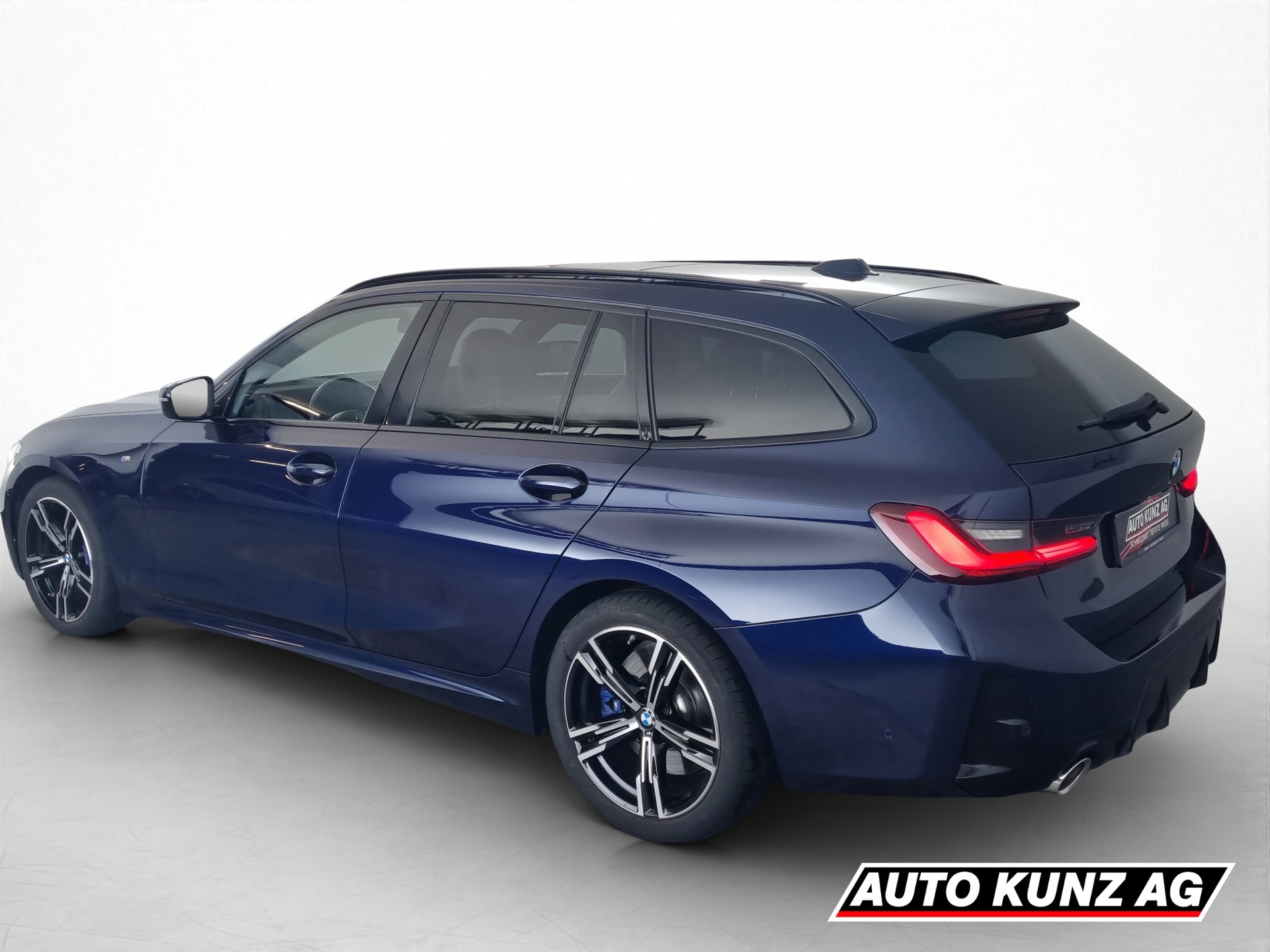BMW 330i xDrive Touring M-Sport-showroom-element-3
