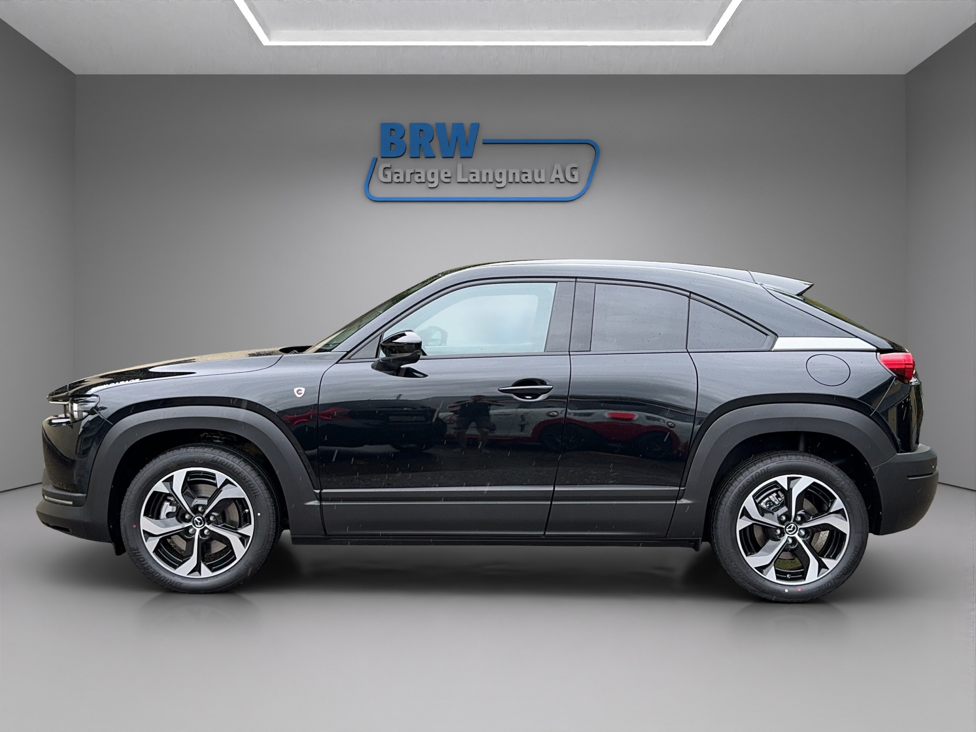 MAZDA MX-30 PHEV e-Skyactiv R-EV 170 Makoto-showroom-element-1