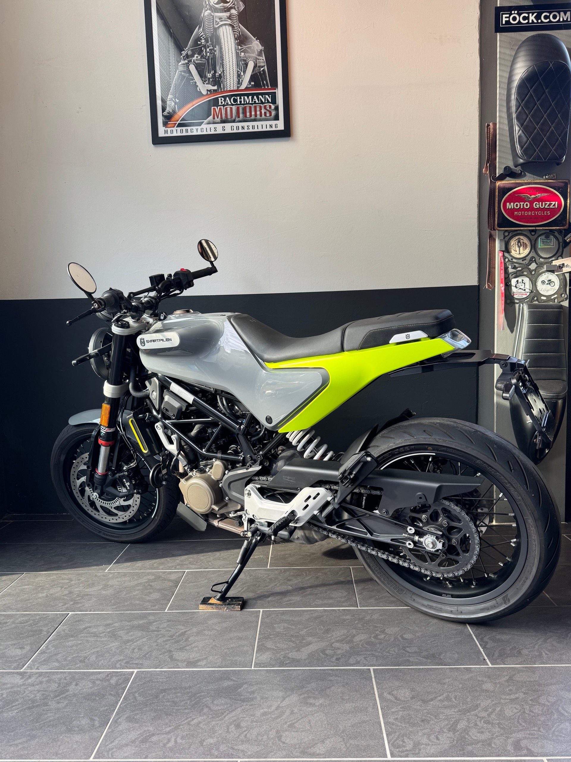 HUSQVARNA Svartpilen 125 Edition yellow grey 1. Hand-image-3